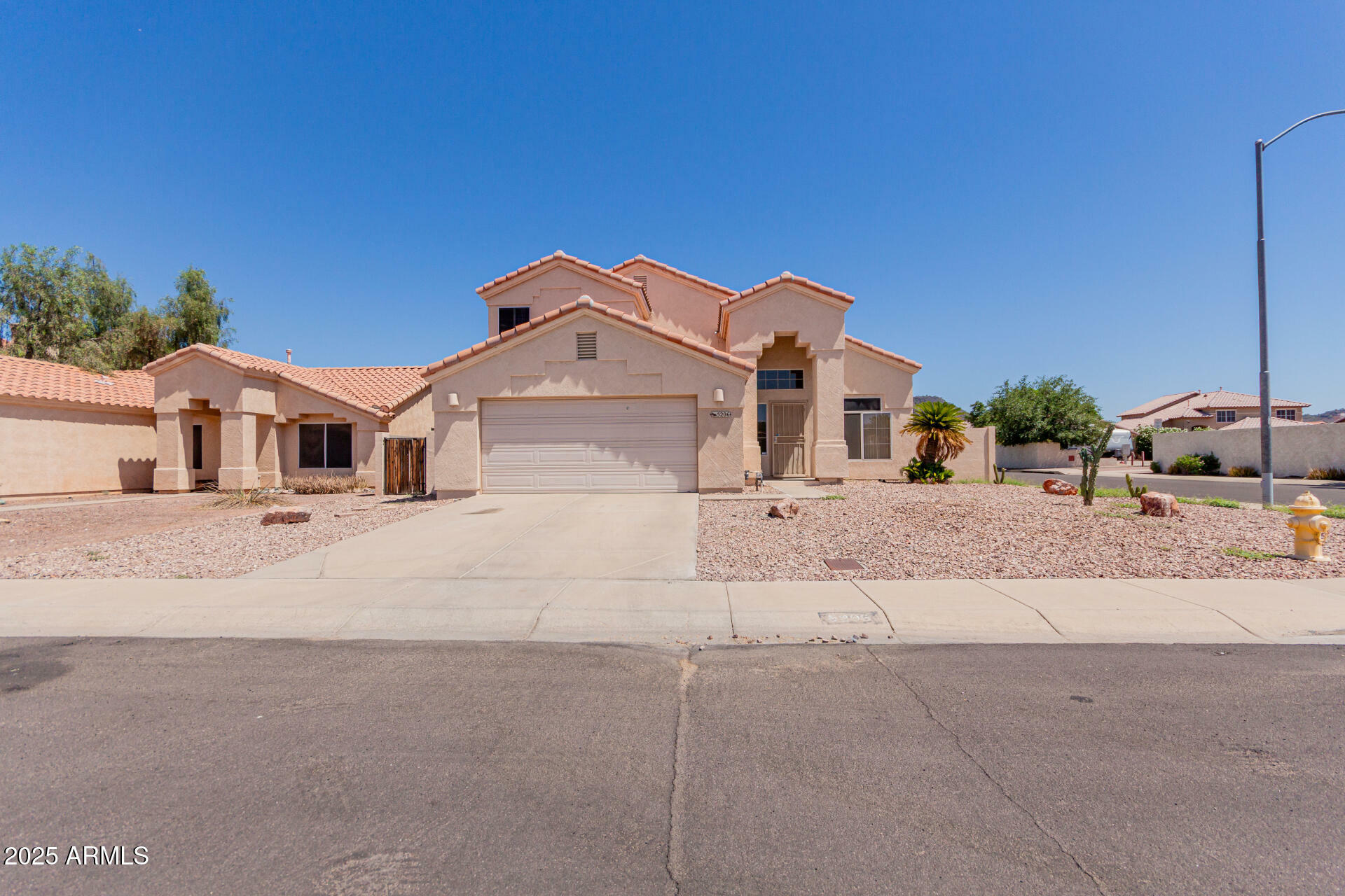 Property Photo: 5206 W Topeka Drive AZ 85308