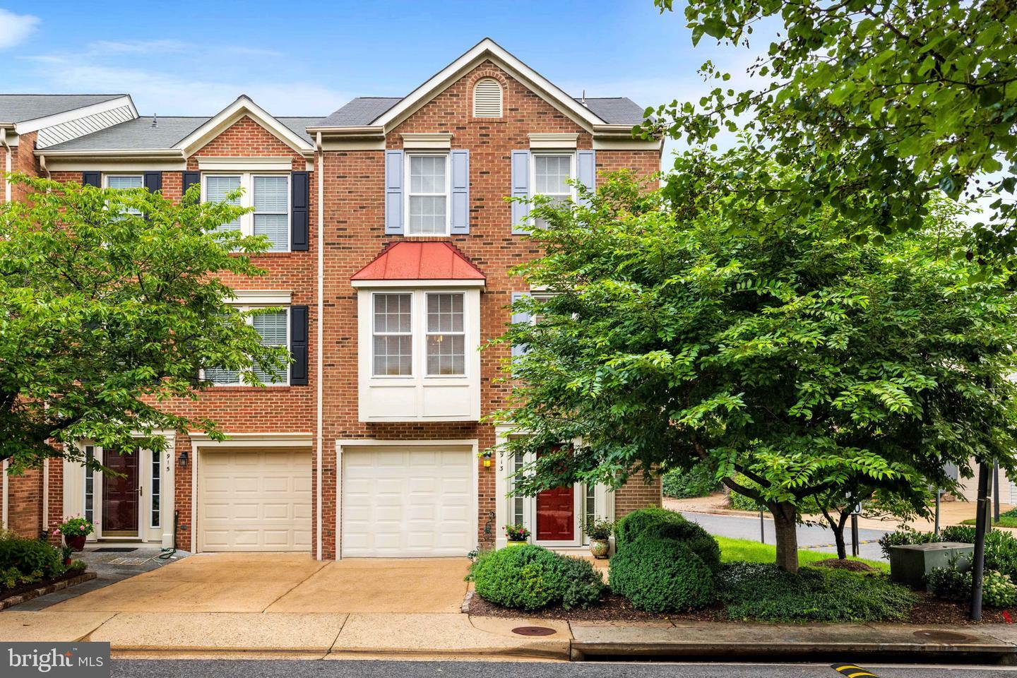 Property Photo: 913 Rolfe Place VA 22314