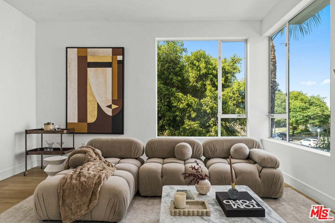 Property Photo:  1801 S Orange Dr  CA 90019 