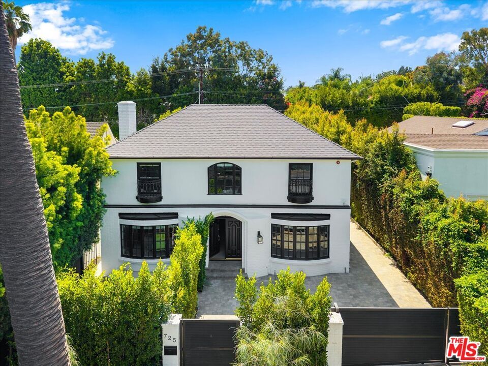 Property Photo:  725 N Doheny Dr  CA 90210 