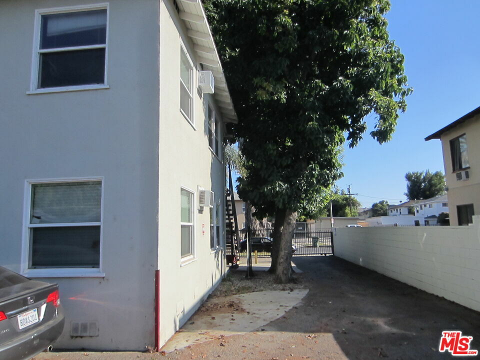 Property Photo: 14839 Blythe St CA 91402