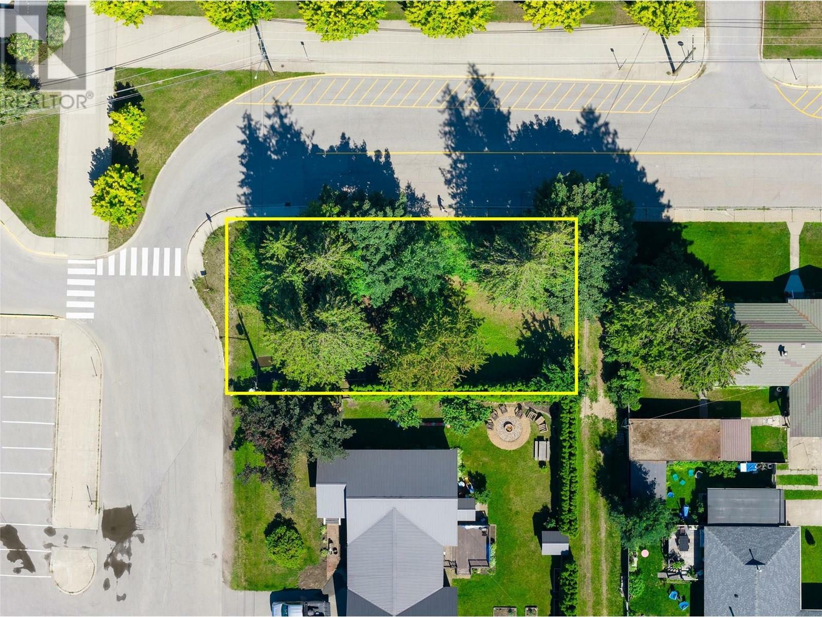Property Photo:  500/502 Tenth Street  BC V0E 2S0 