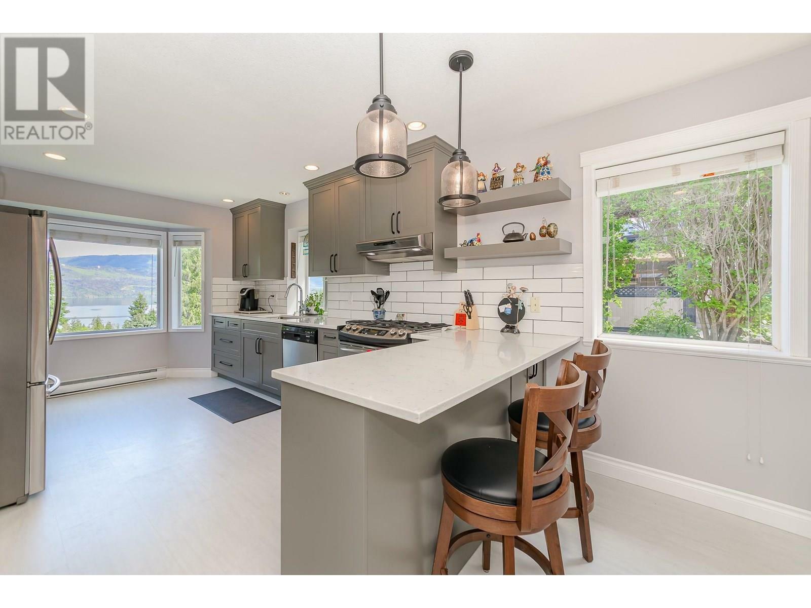 Photo de la propriété:  2332 Mnt Tuam Crescent  BC V0E 2W2 