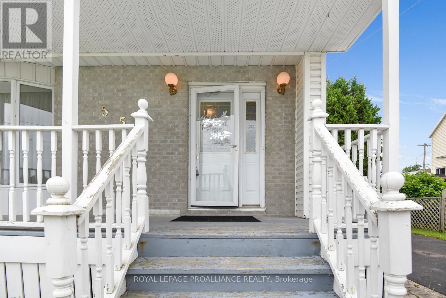 Property Photo:  556 Middle Street  ON K0E 1E0 