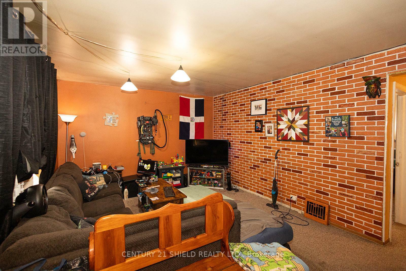 Property Photo: 1003 Leonard Avenue ON K6J 1M1