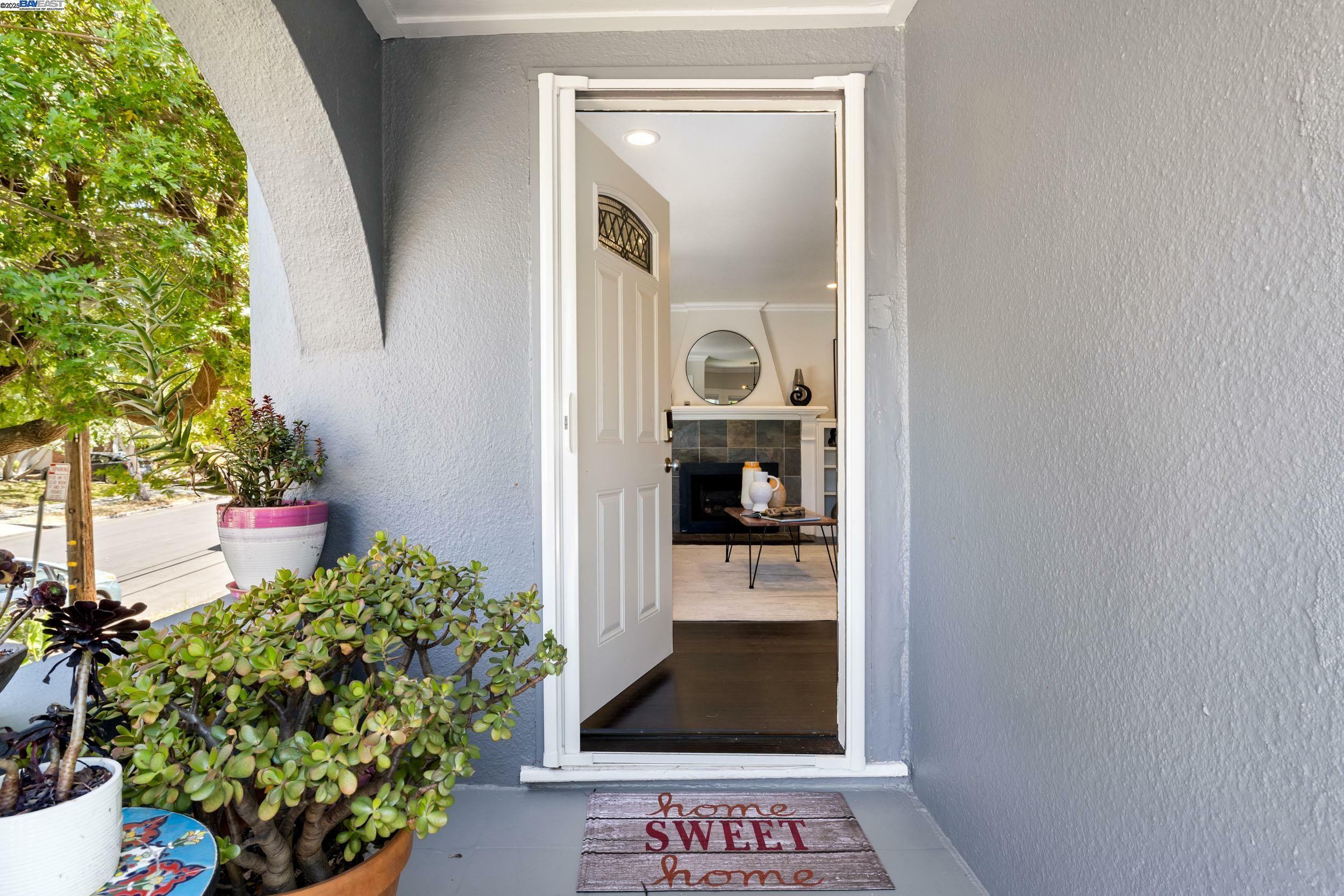 Property Photo: 2133 E 30th St CA 94606