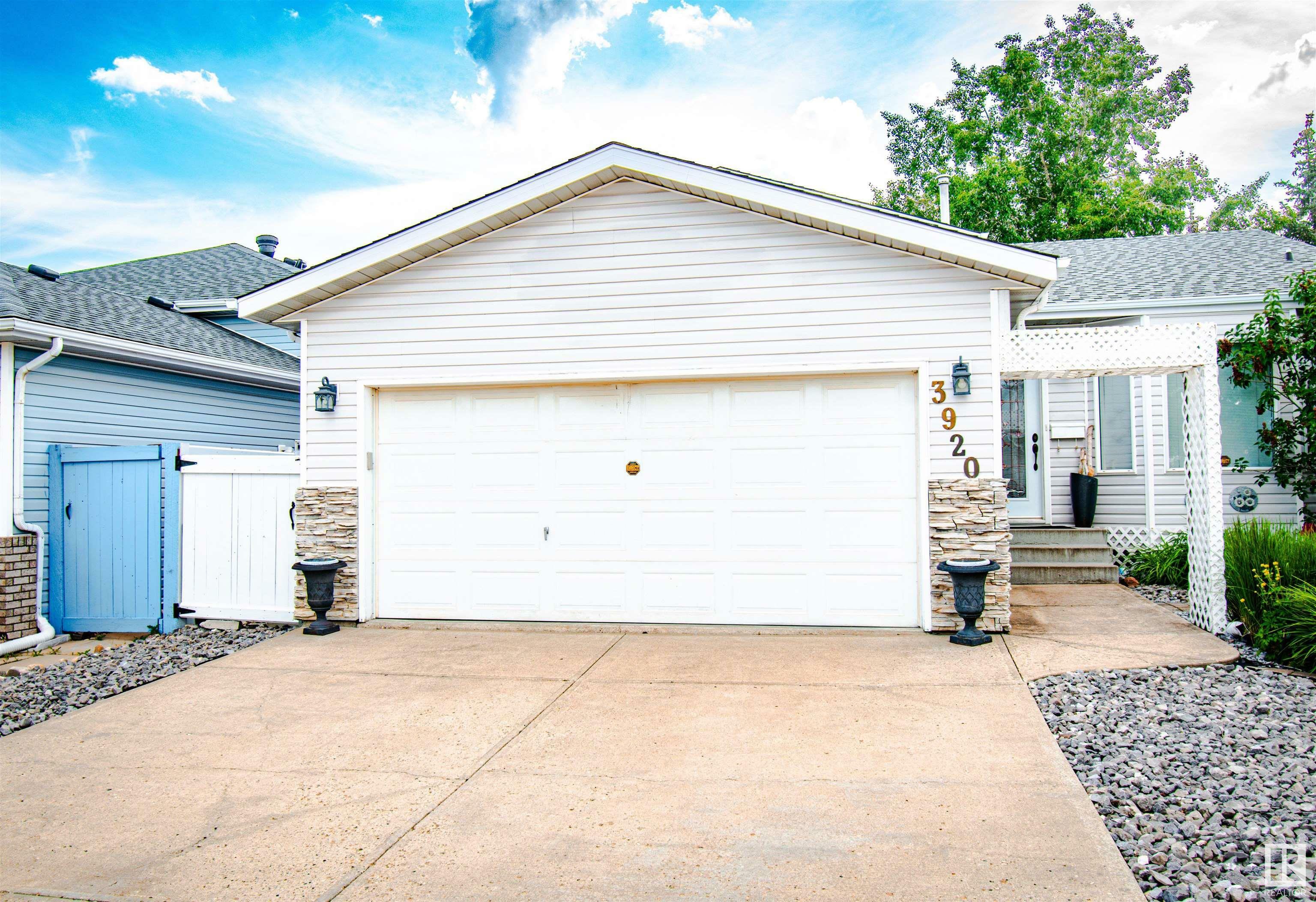 Photo de la propriété:  3920 33 Street NW  AB T6T 1J7 