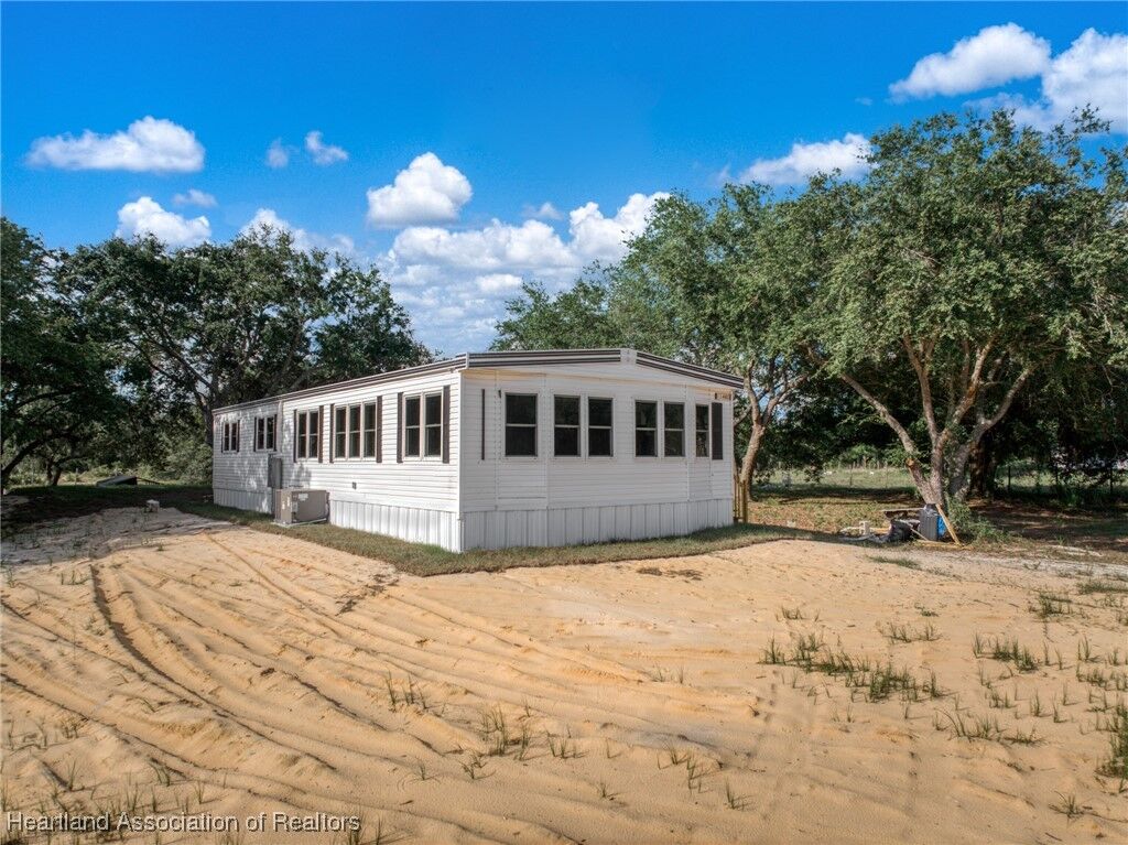 Property Photo:  1608 W Holiday Drive  FL 33857 
