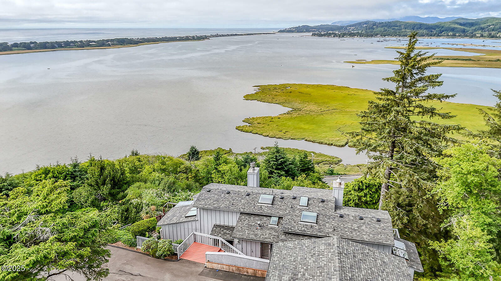 Property Photo: 30 Bluffs Court OR 97388