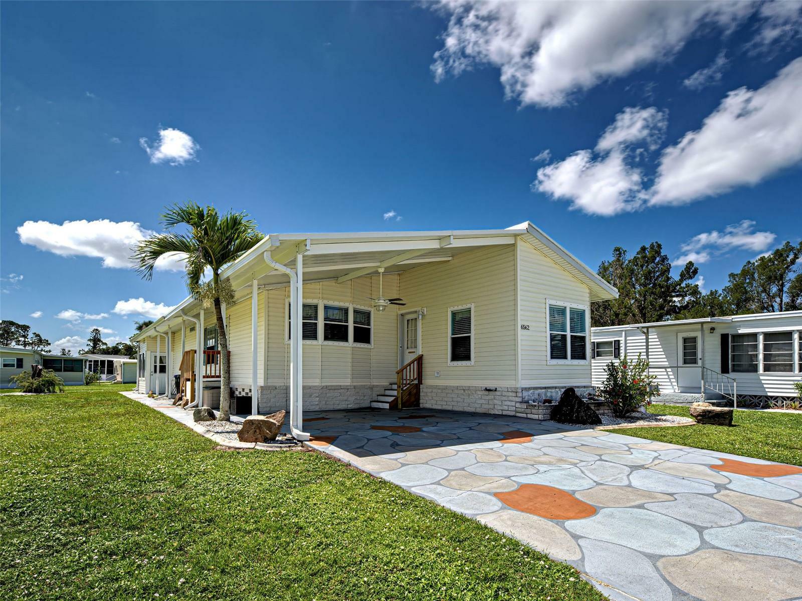 Property Photo: 6562 Hikina Drive FL 34287