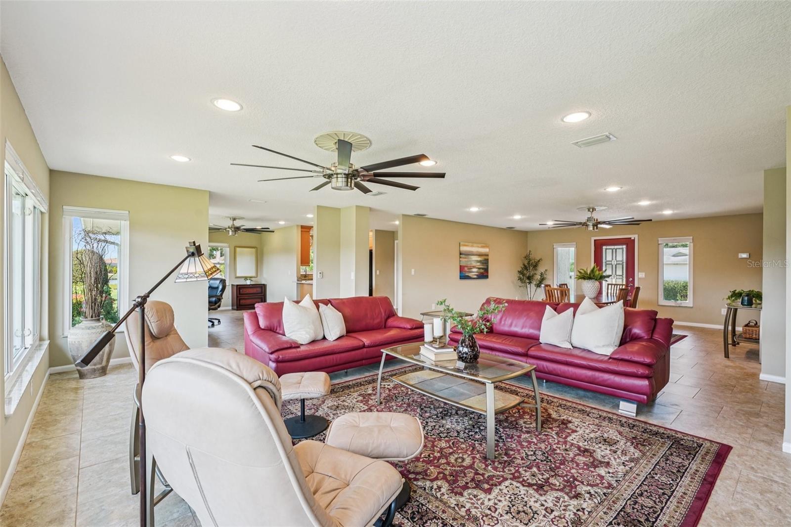 Property Photo:  2110 W View Drive  FL 33573 