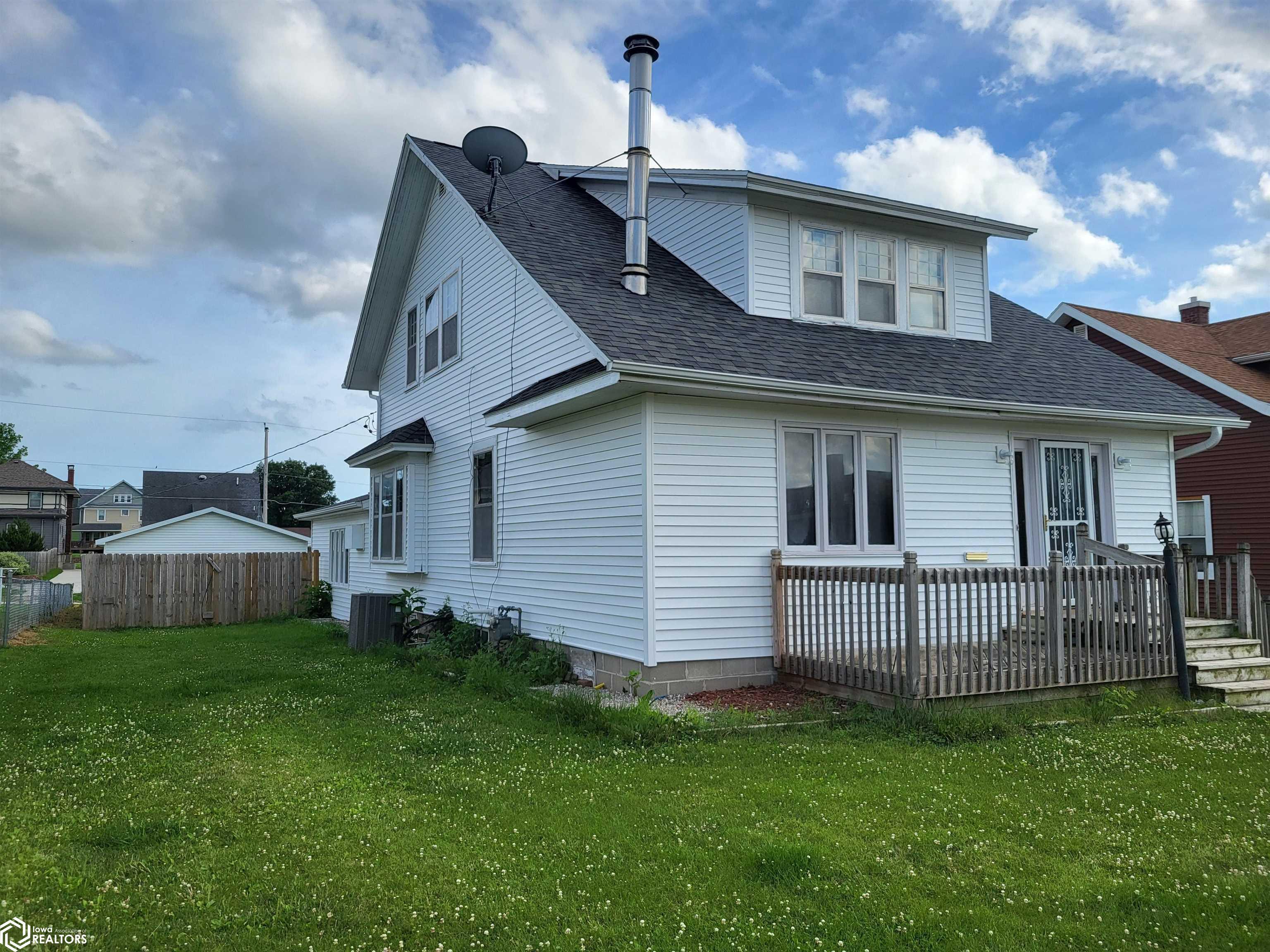 Property Photo: 1208 W State Street IA 50158