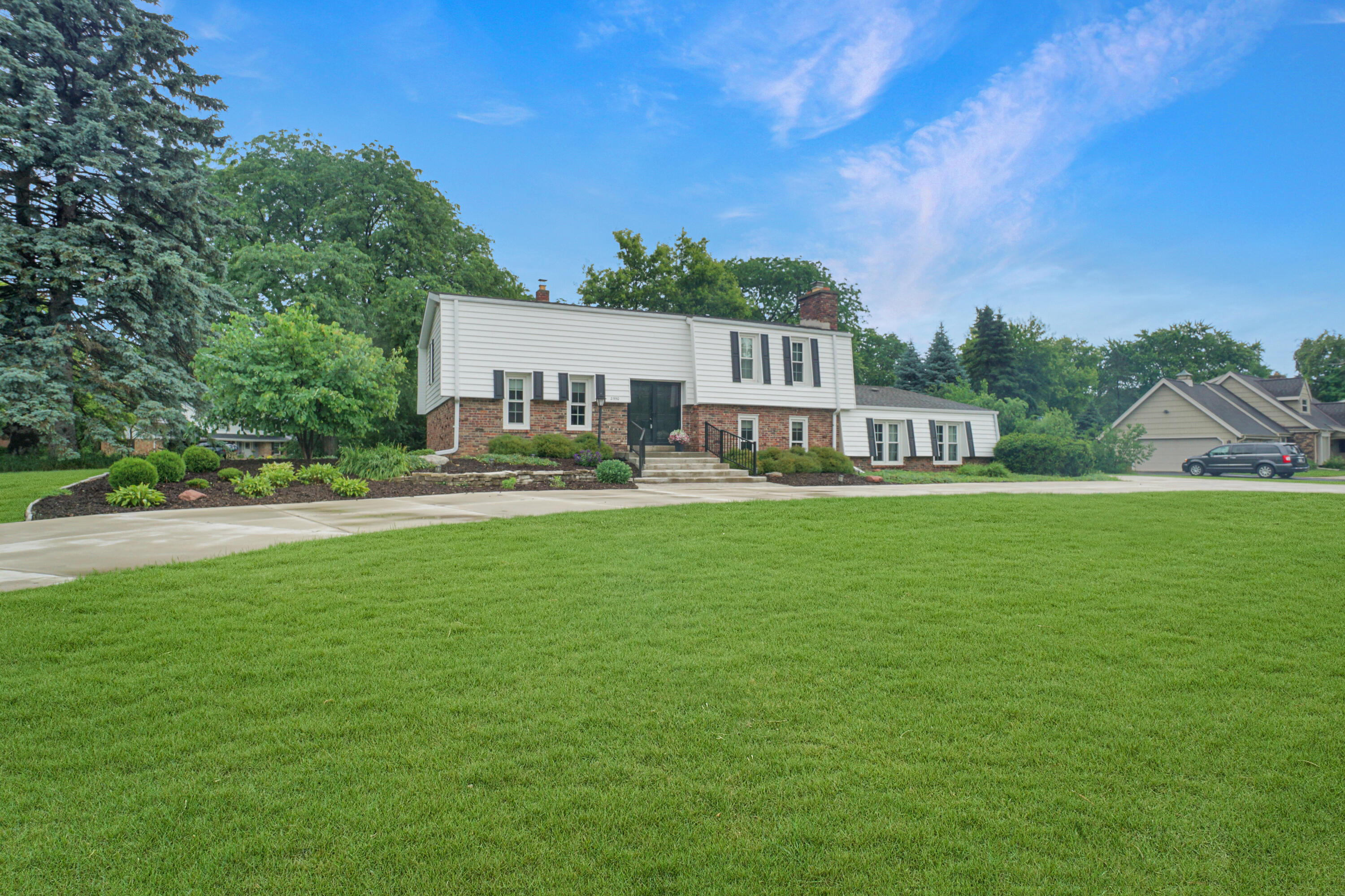 Property Photo:  2550 Coach House Dr  WI 53045 