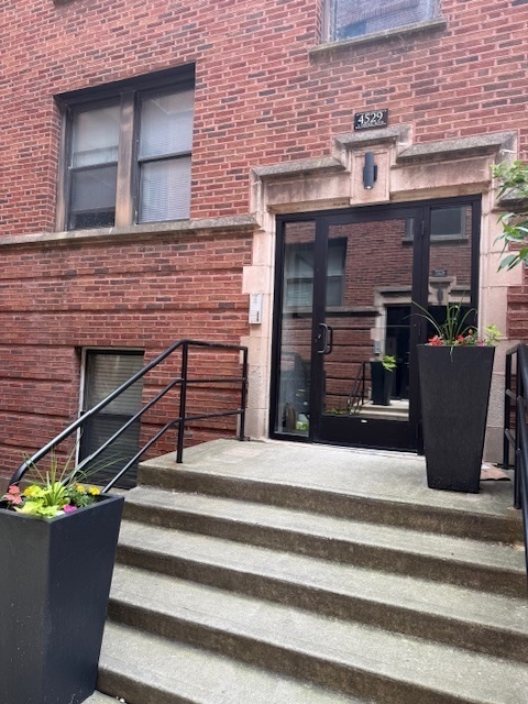 Property Photo: 4529 S Drexel Boulevard 1E IL 60653