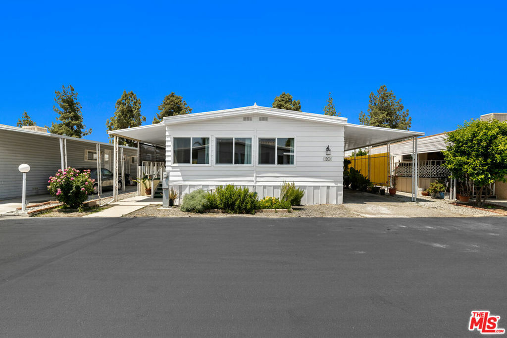 Property Photo: 725 W Thornton Avenue 35 CA 92543