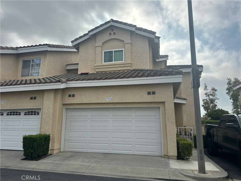 Property Photo: 27976 Via Moreno CA 92677