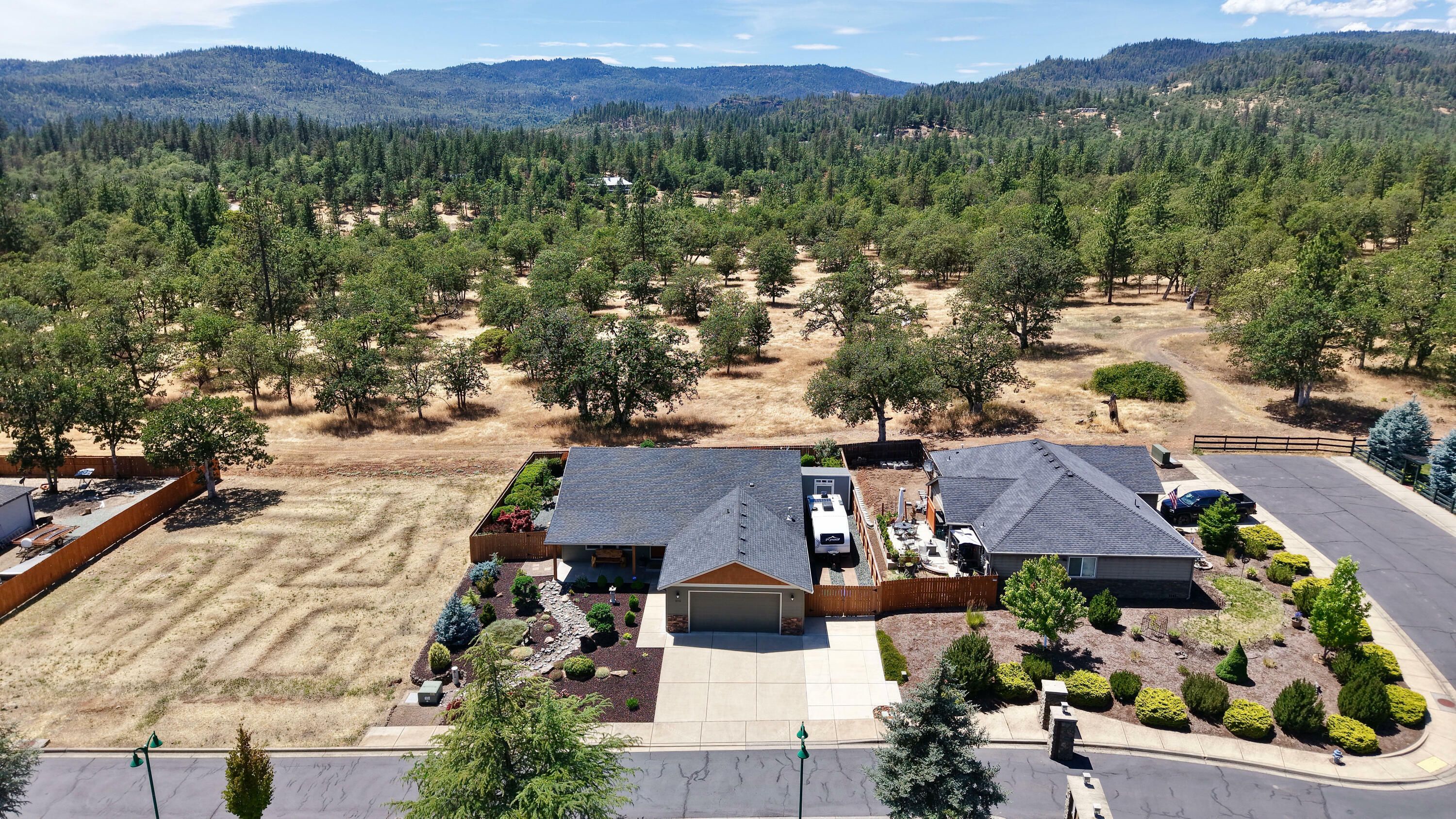 Property Photo: 202 White Oak Way OR 97539