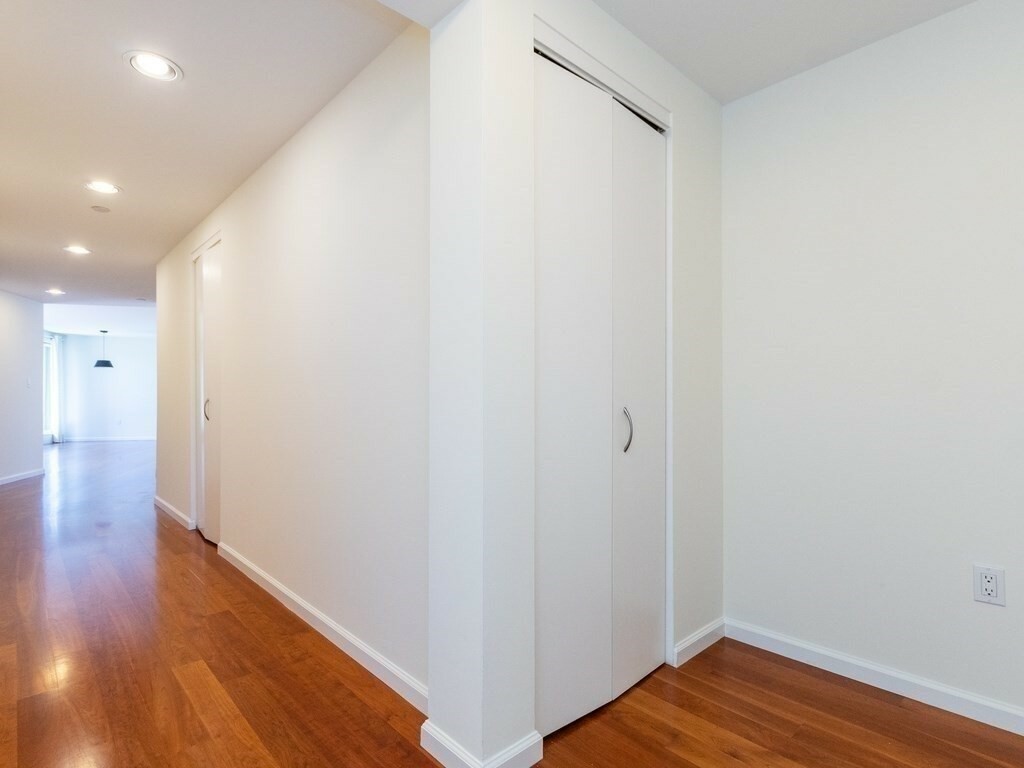 Property Photo:  10 Rogers St 804  MA 02142 