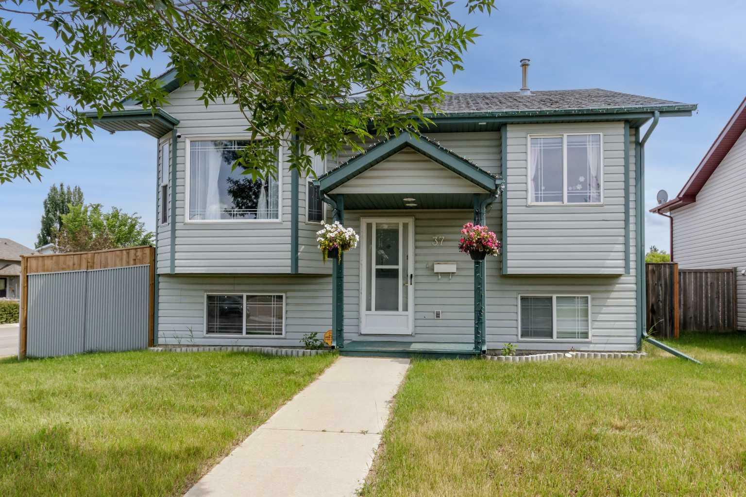 Property Photo: 37 Keast Way AB T4P 3Z3
