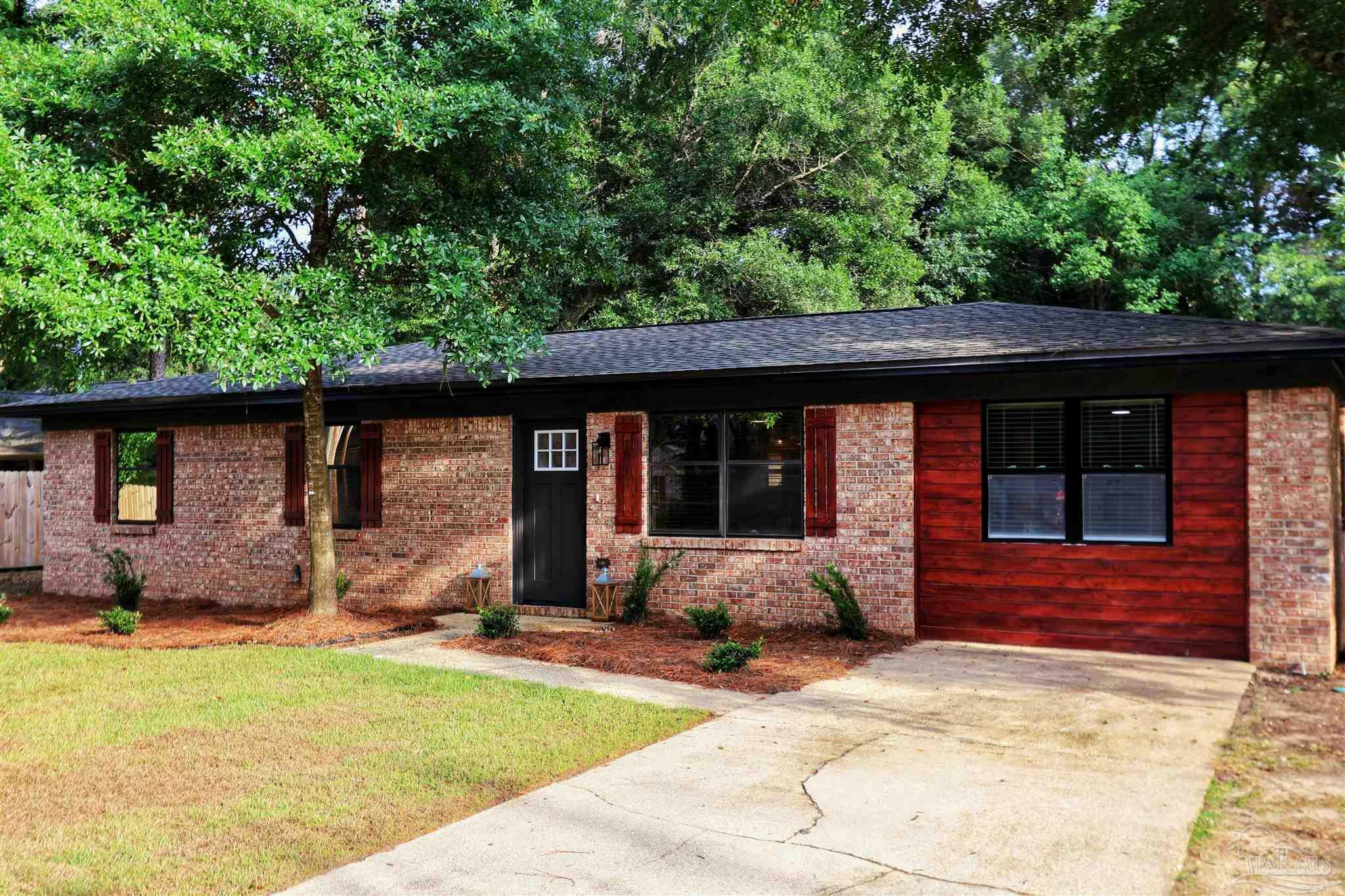 Property Photo: 5197 Avenida Del Fuego FL 32571