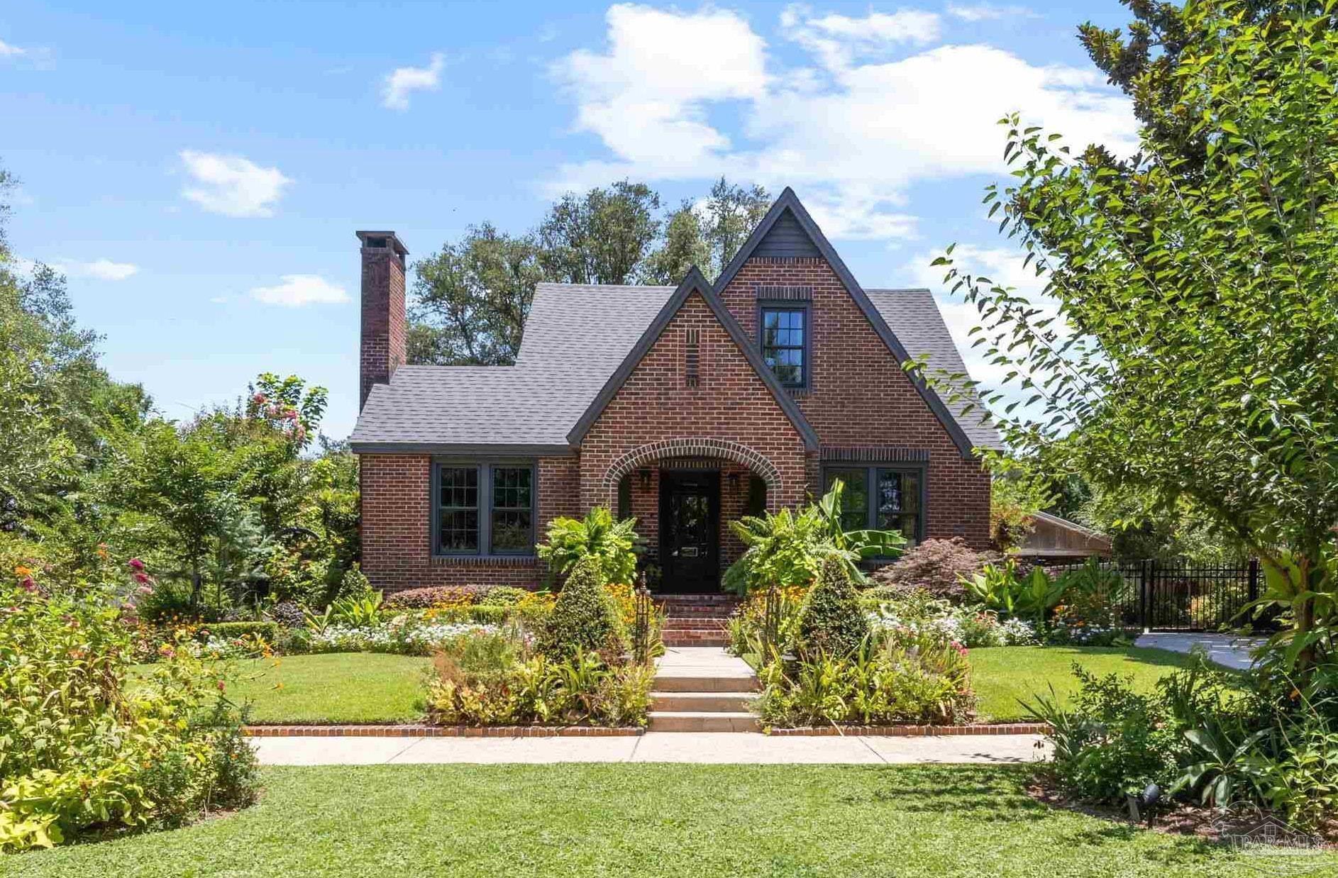 Property Photo: 1629 E Gonzalez St FL 32501