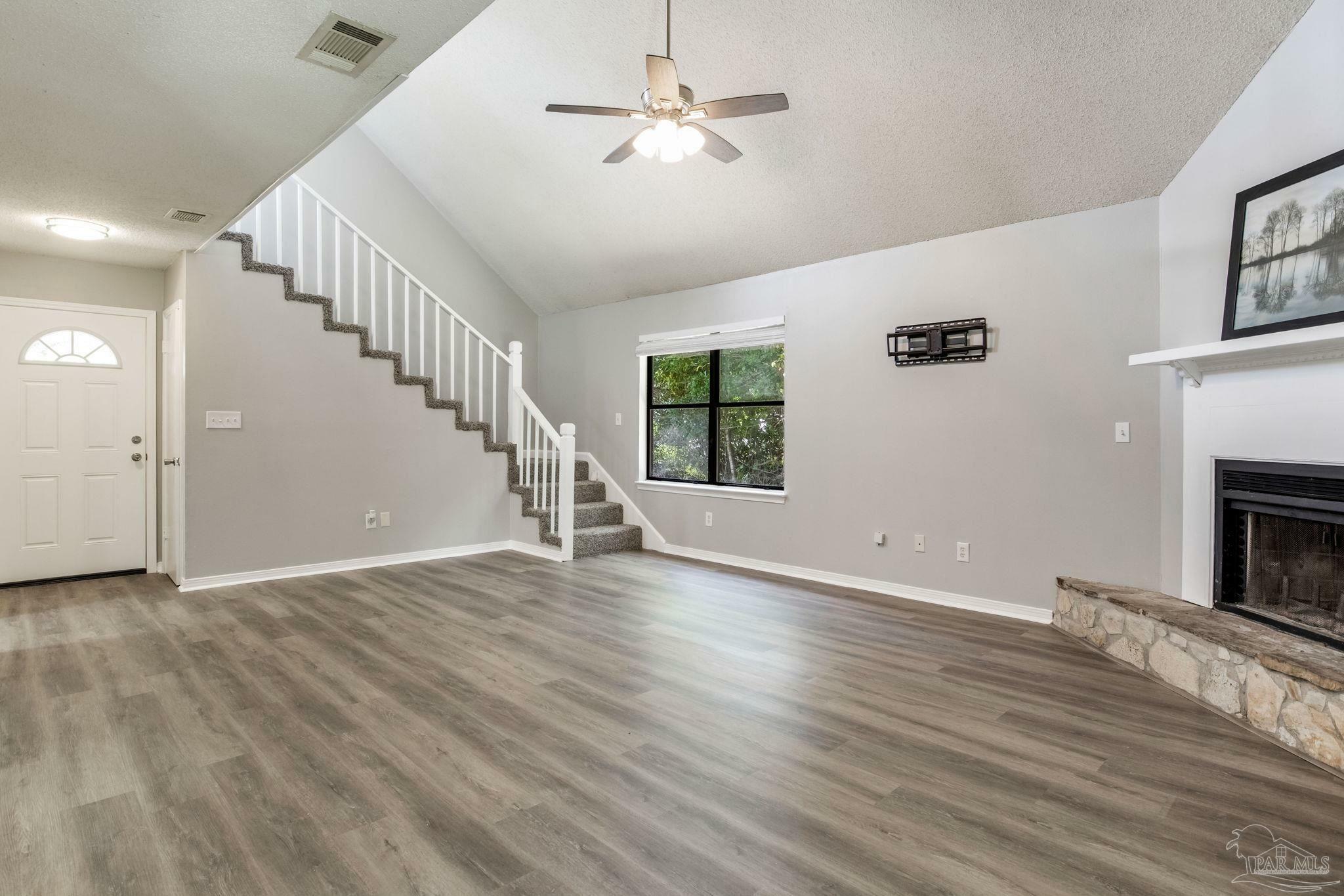 Property Photo: 4921 Jennifer Ln FL 32571