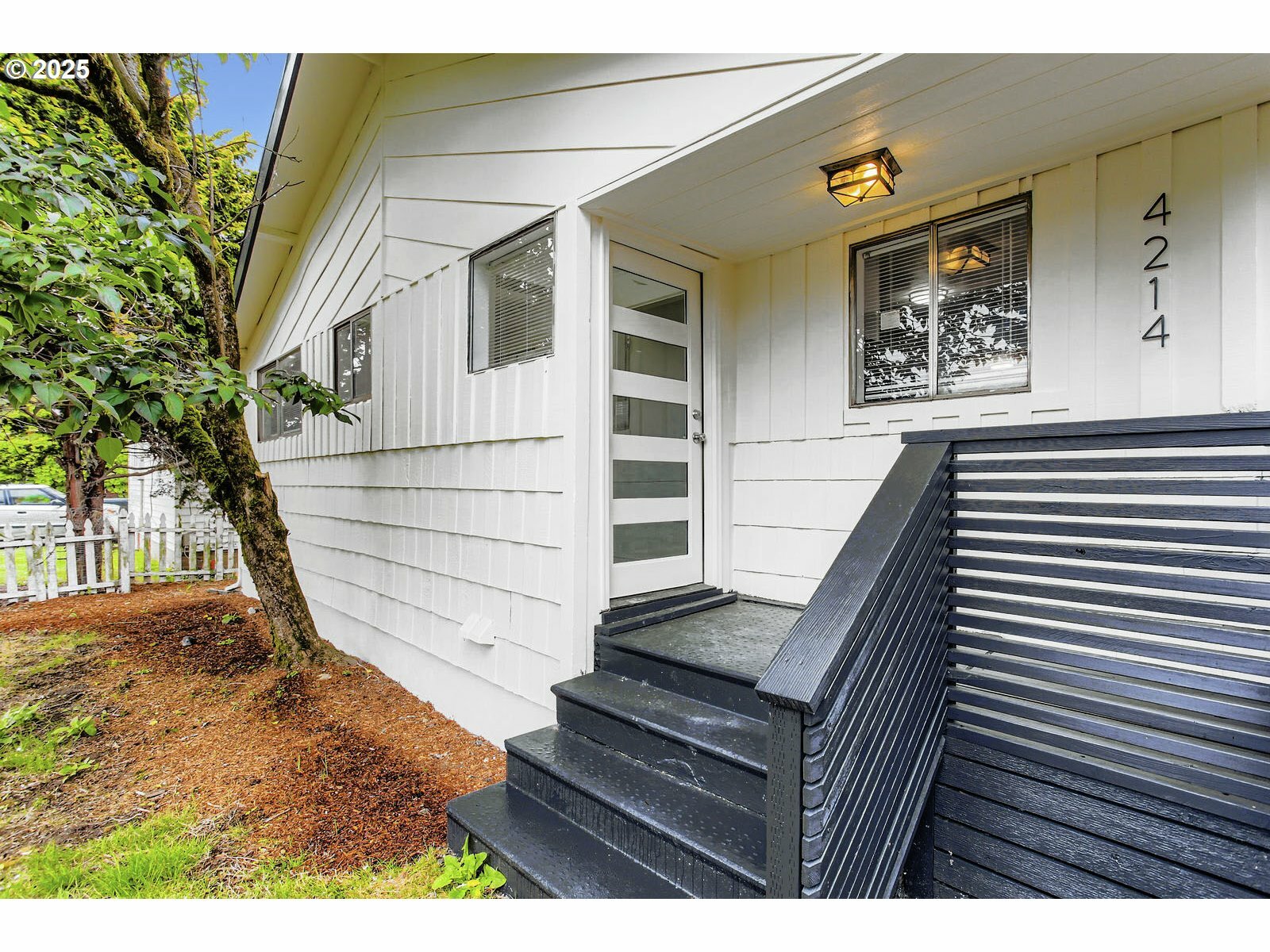 Property Photo:  4214 NE Highland Ct  OR 97218 
