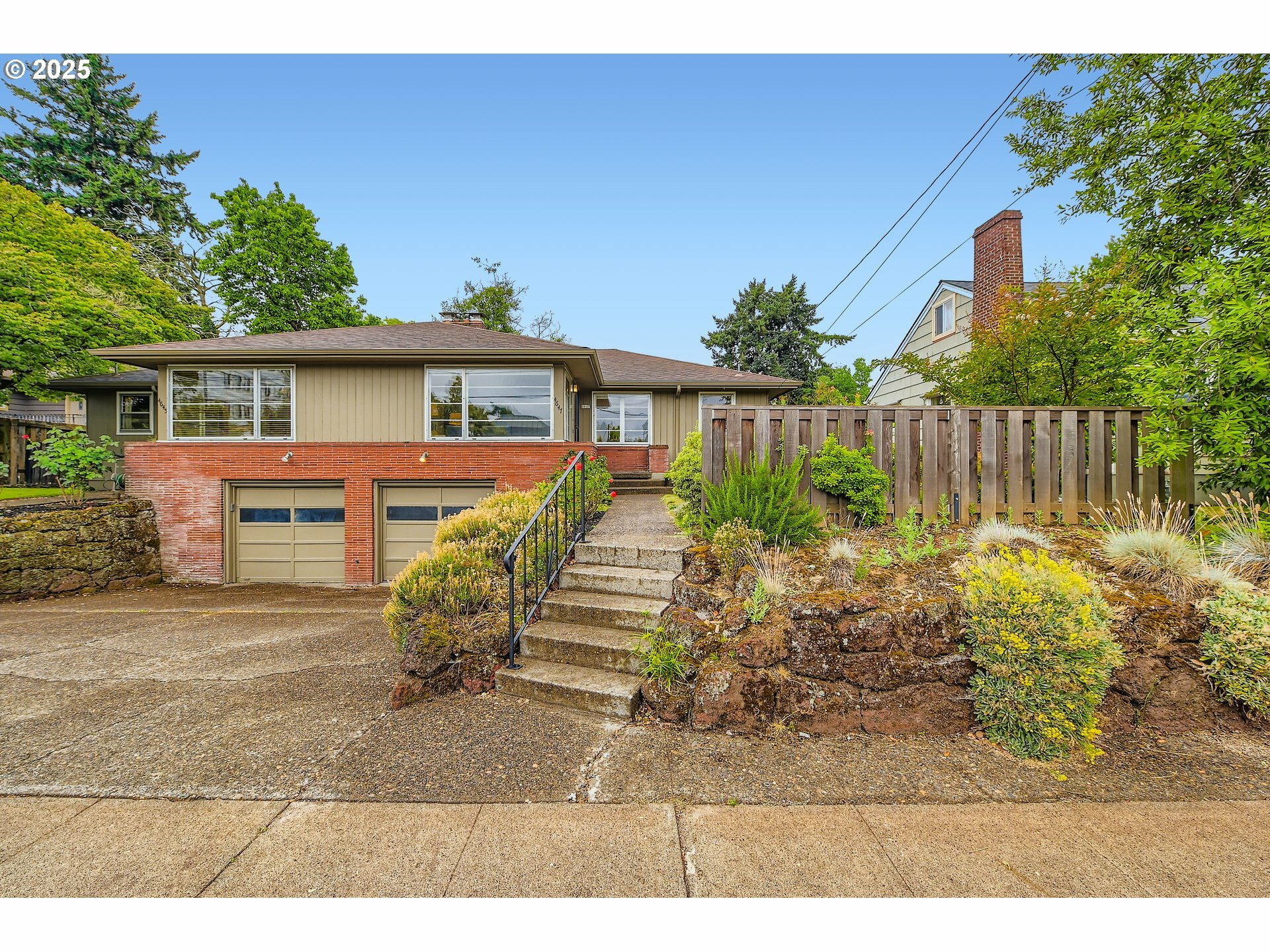 Property Photo: 4645 NE 42nd Ave OR 97218