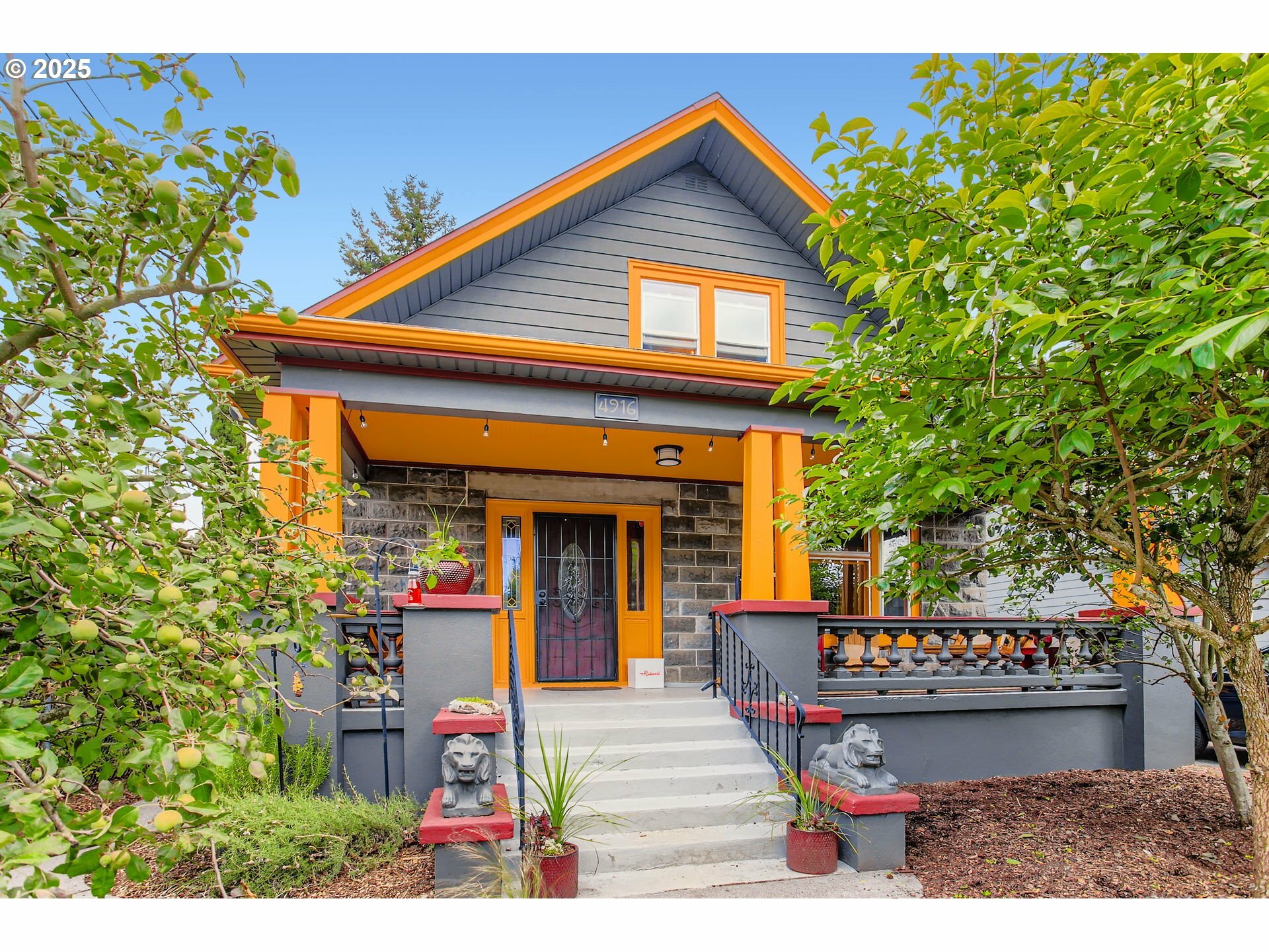 Property Photo: 4916 SE 76th Ave OR 97206