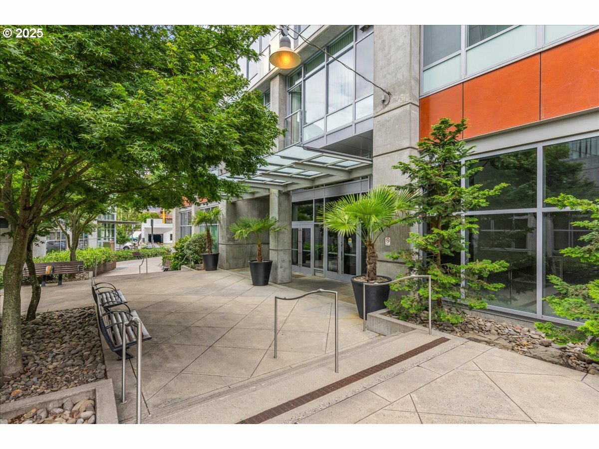 Property Photo:  1926 W Burnside St 301  OR 97209 