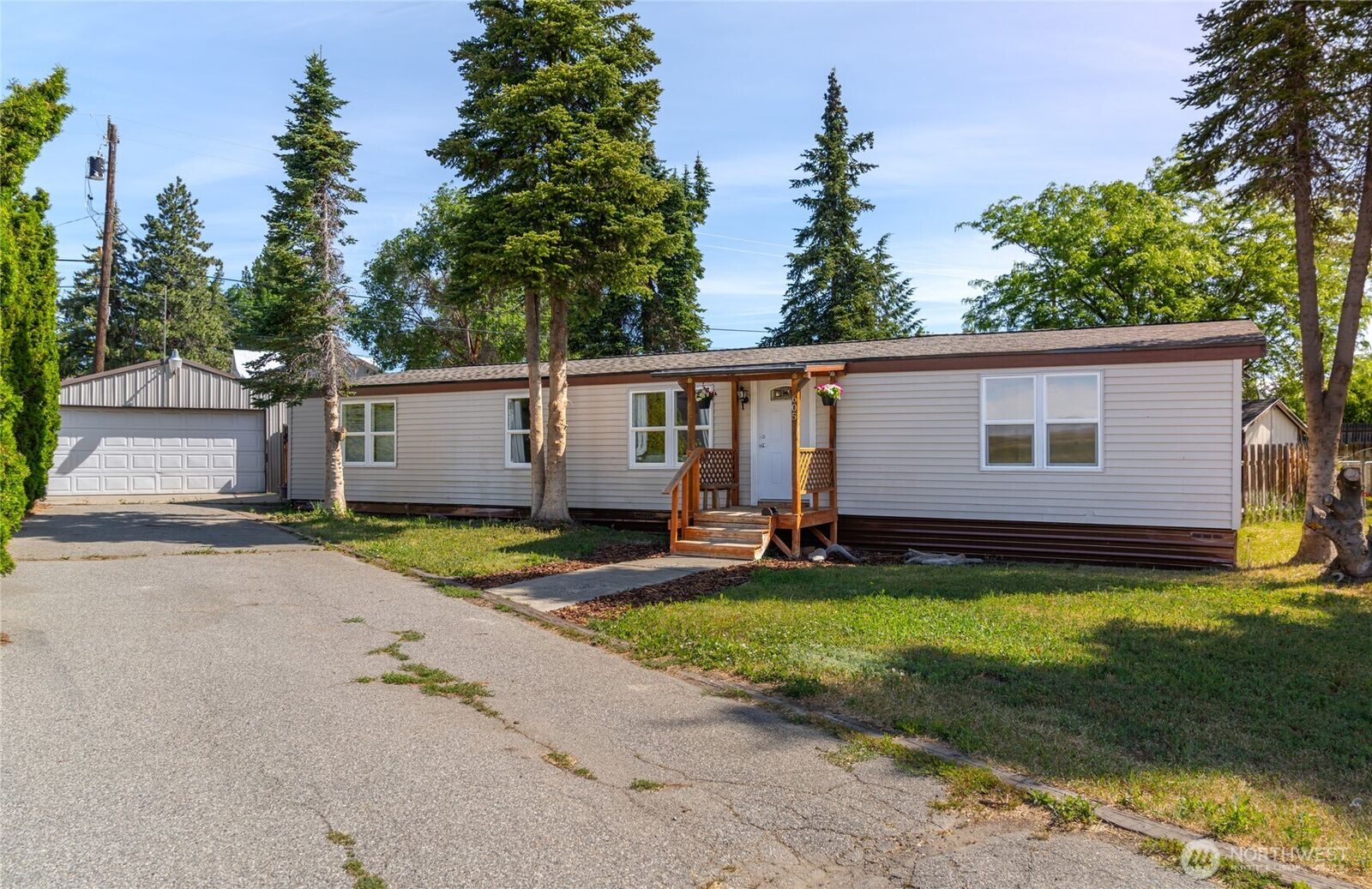 Property Photo:  605 W Ash Street  WA 98858 