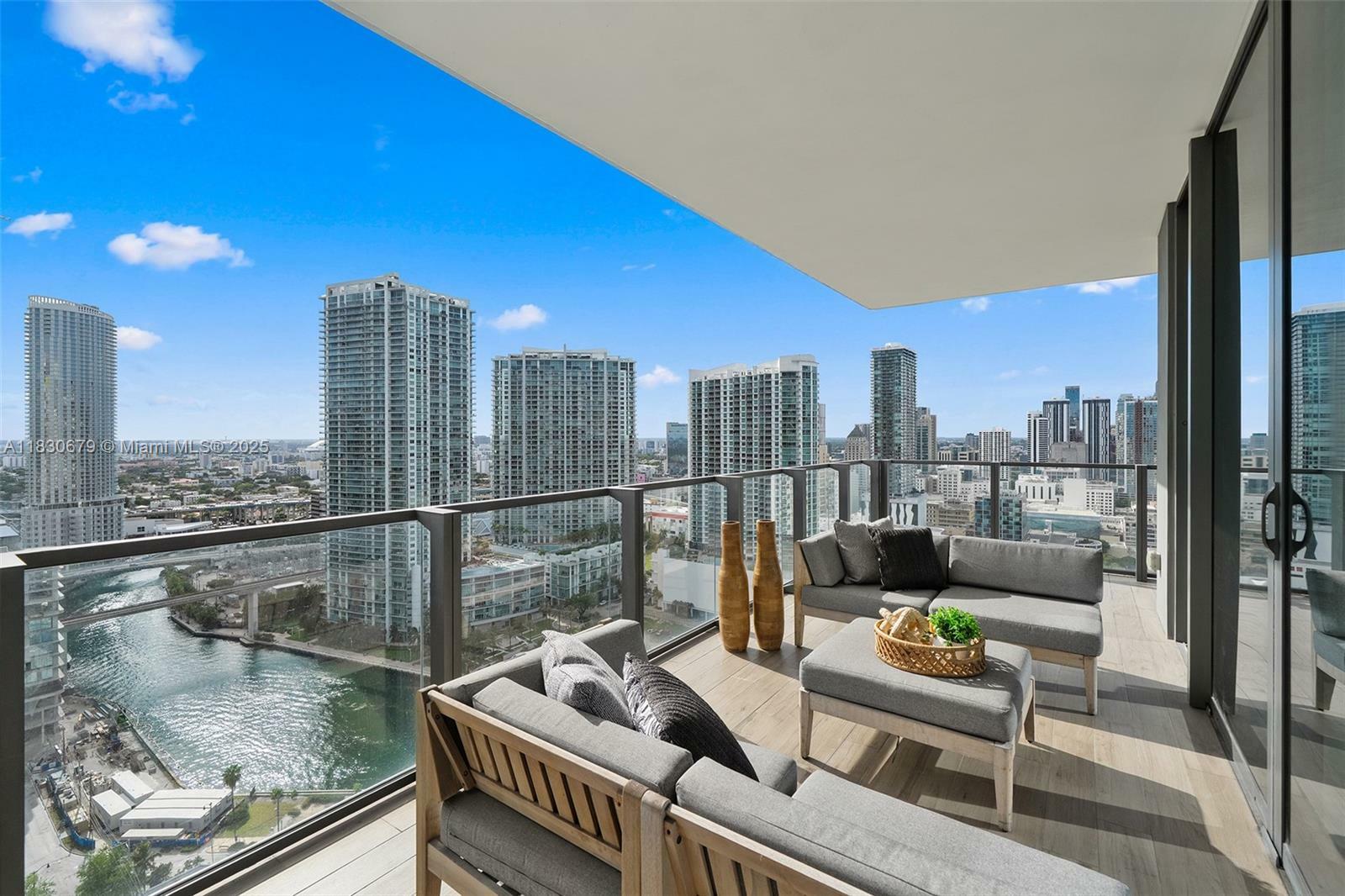 Property Photo: 68 SE 6th St 2512 FL 33131