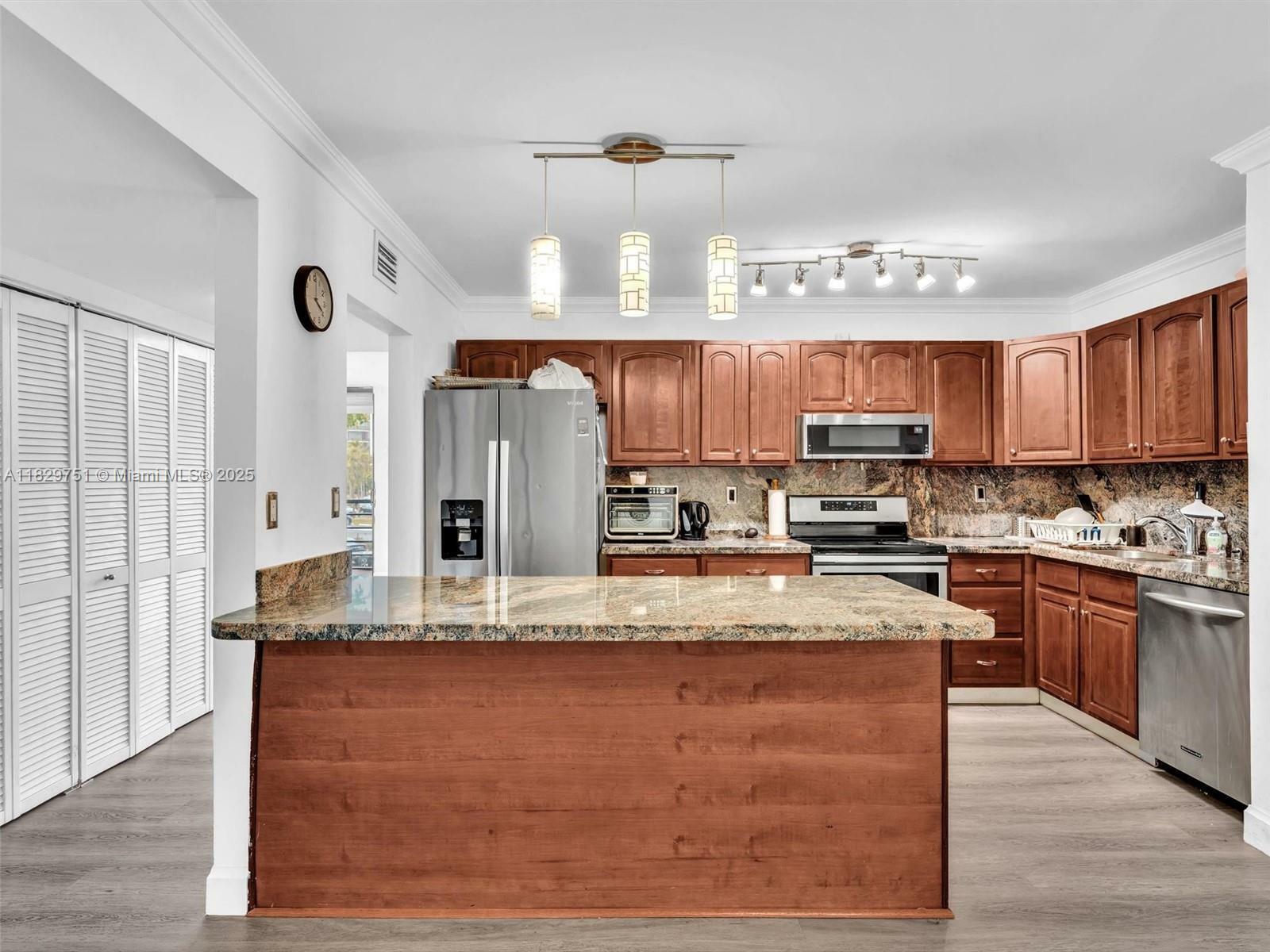Property Photo: 20381 NE 30th Ave 208-7 FL 33180