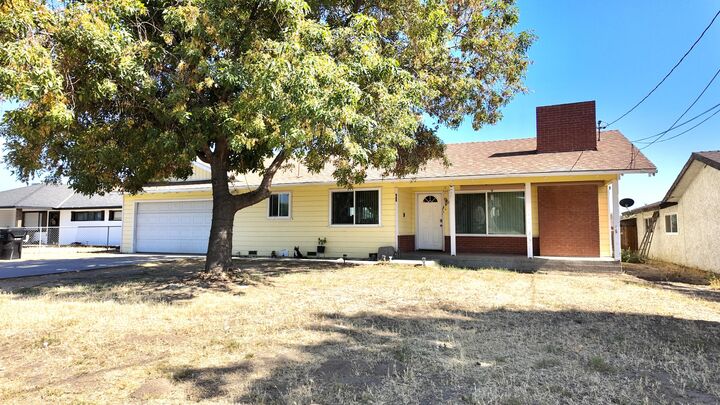Property Photo:  793 Pioneer Avenue  CA 93257 
