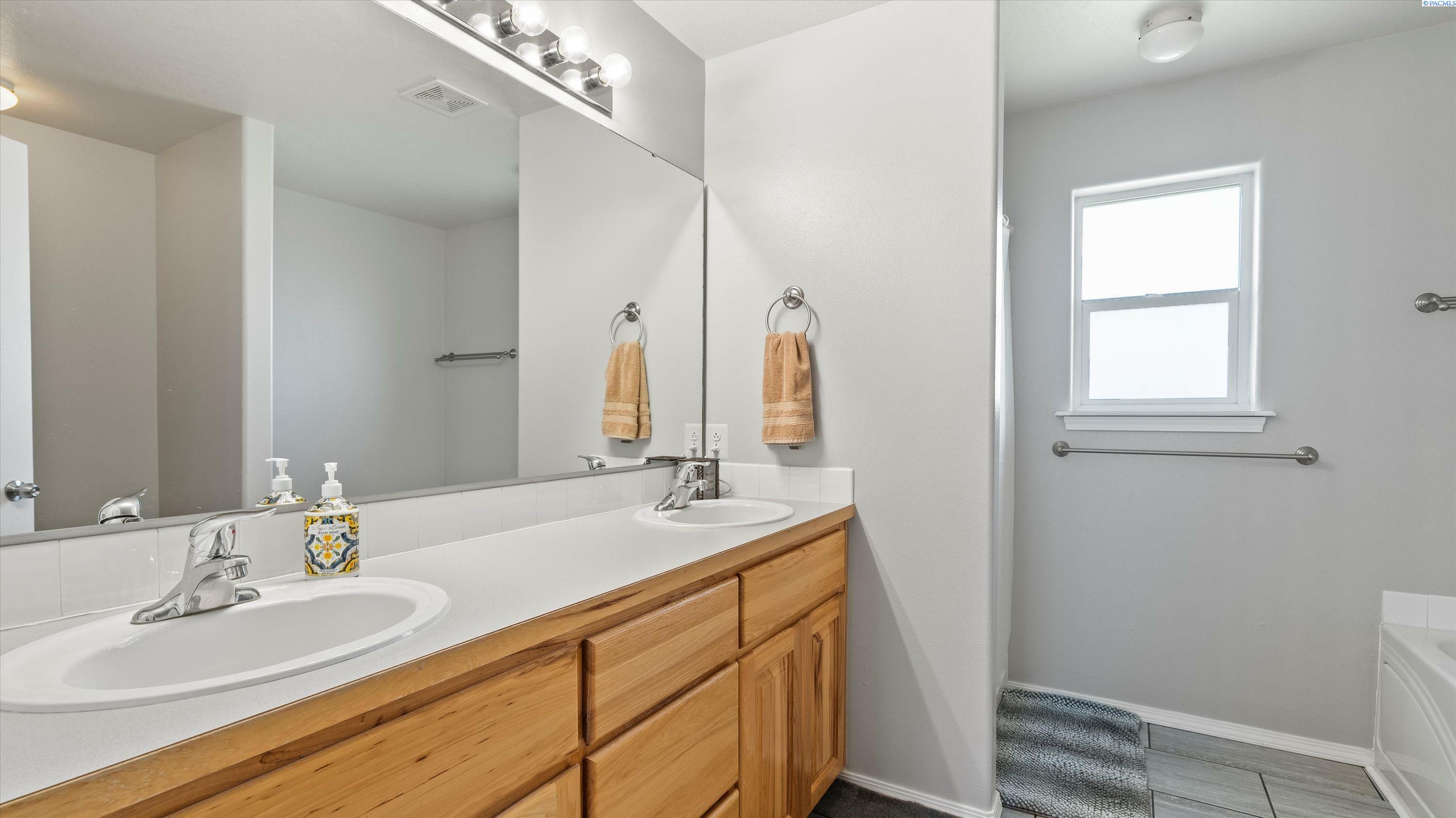 Property Photo: 9907 Chelan Ct WA 99301