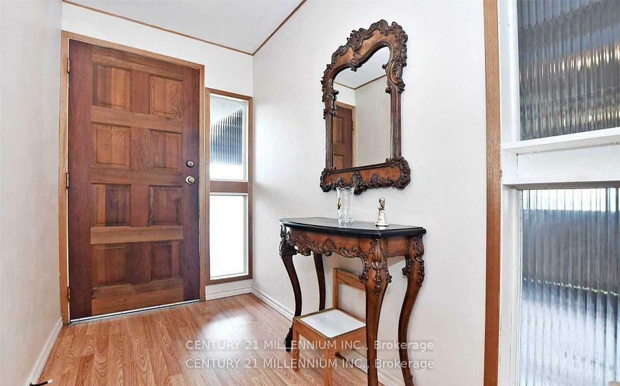 Property Photo:  34 Seaton Drive  ON L4G 2K1 