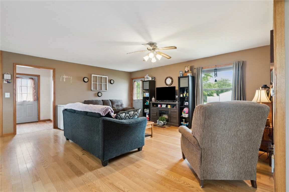 Property Photo: 1009 W 1st St IA 52349