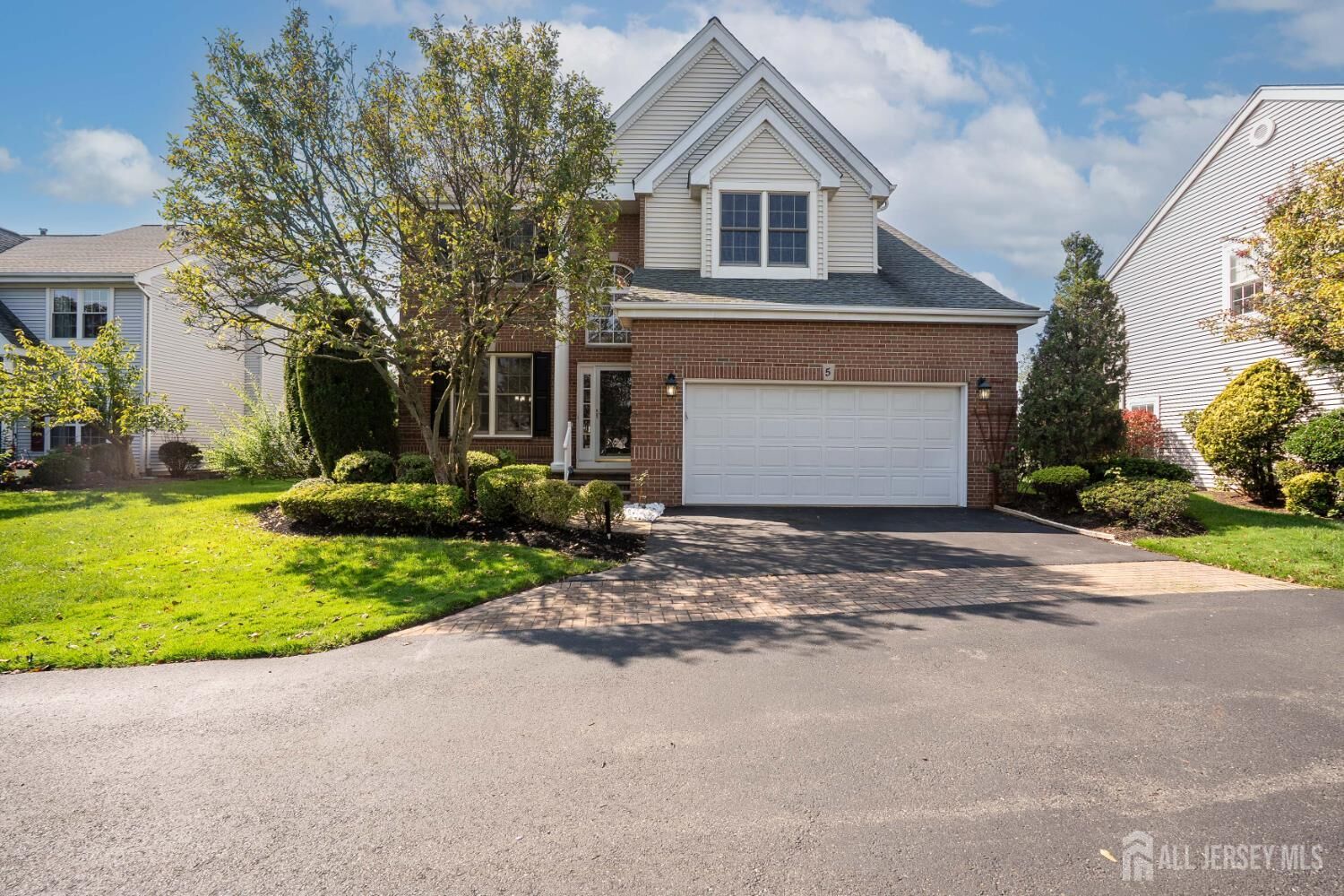 Property Photo:  5 Fairmount Court  NJ 08831 