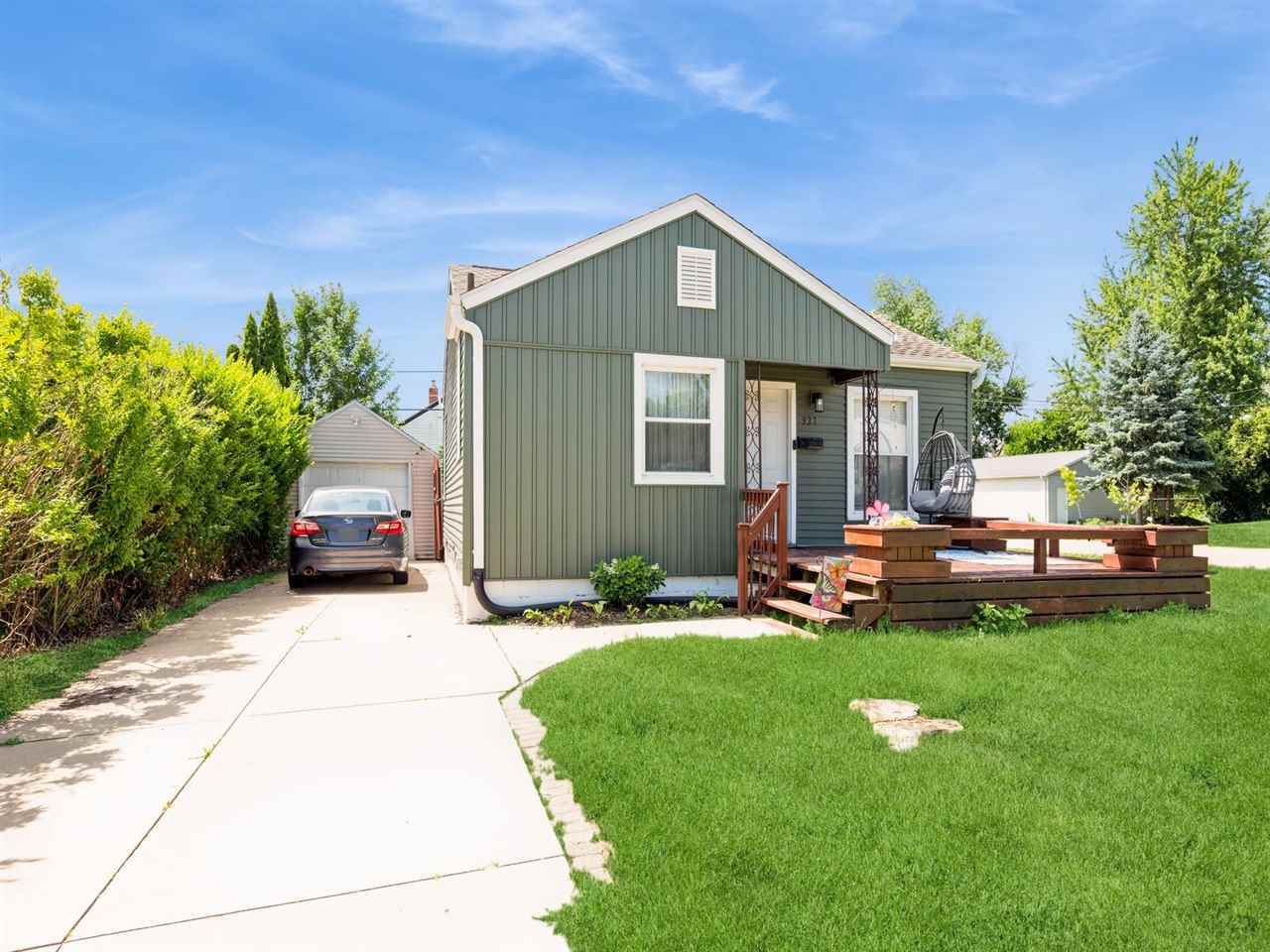 Property Photo: 927 NW O Ave IA 52405