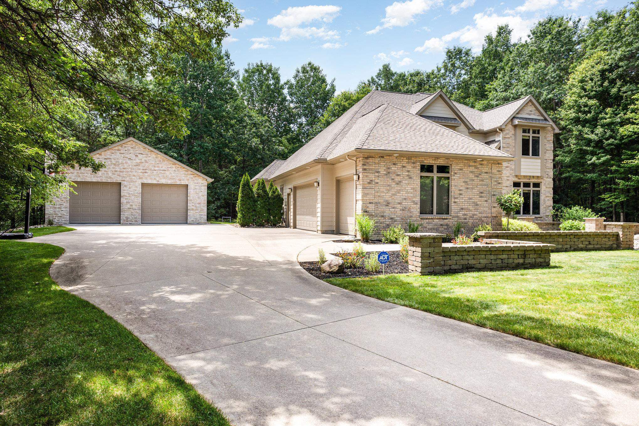 Property Photo:  2397 Ravenwood  MI 48642 