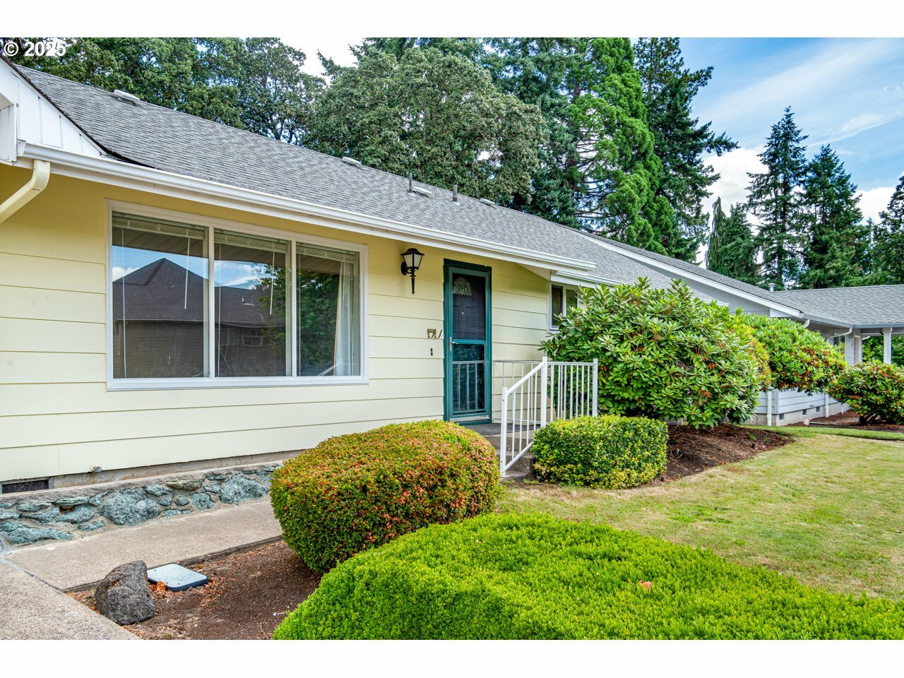 Property Photo:  965 Robin Hood Ave  OR 97401 