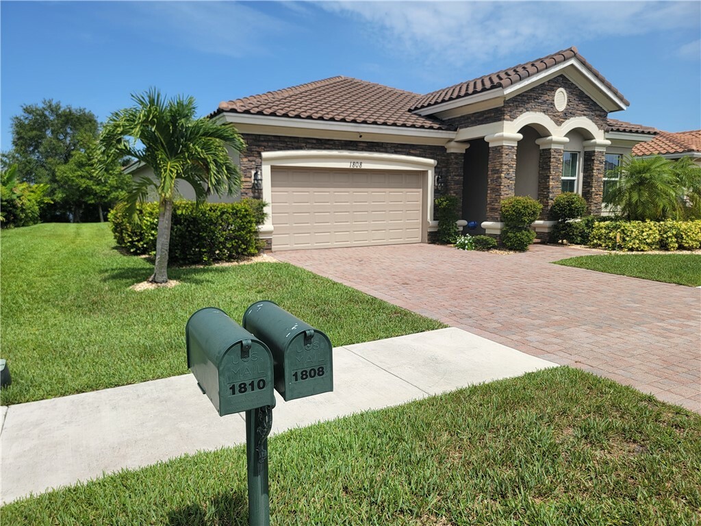 Property Photo: 1808 Berkshire Circle SW FL 32968