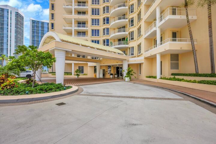 Property Photo:  888 Brickell Key Dr 607  FL 33131 