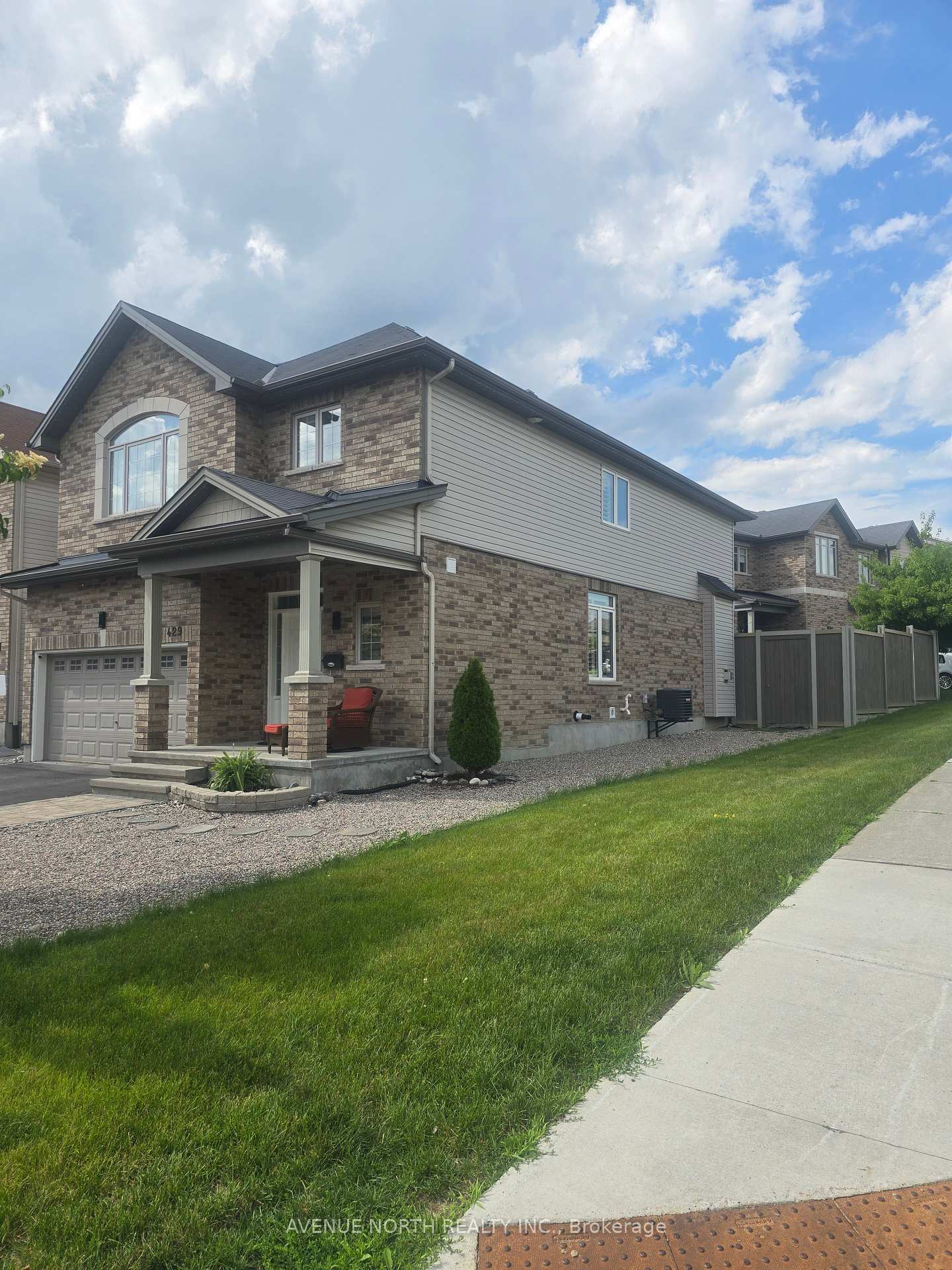 Property Photo:  429 Dovehaven Street  ON K1W 0H2 