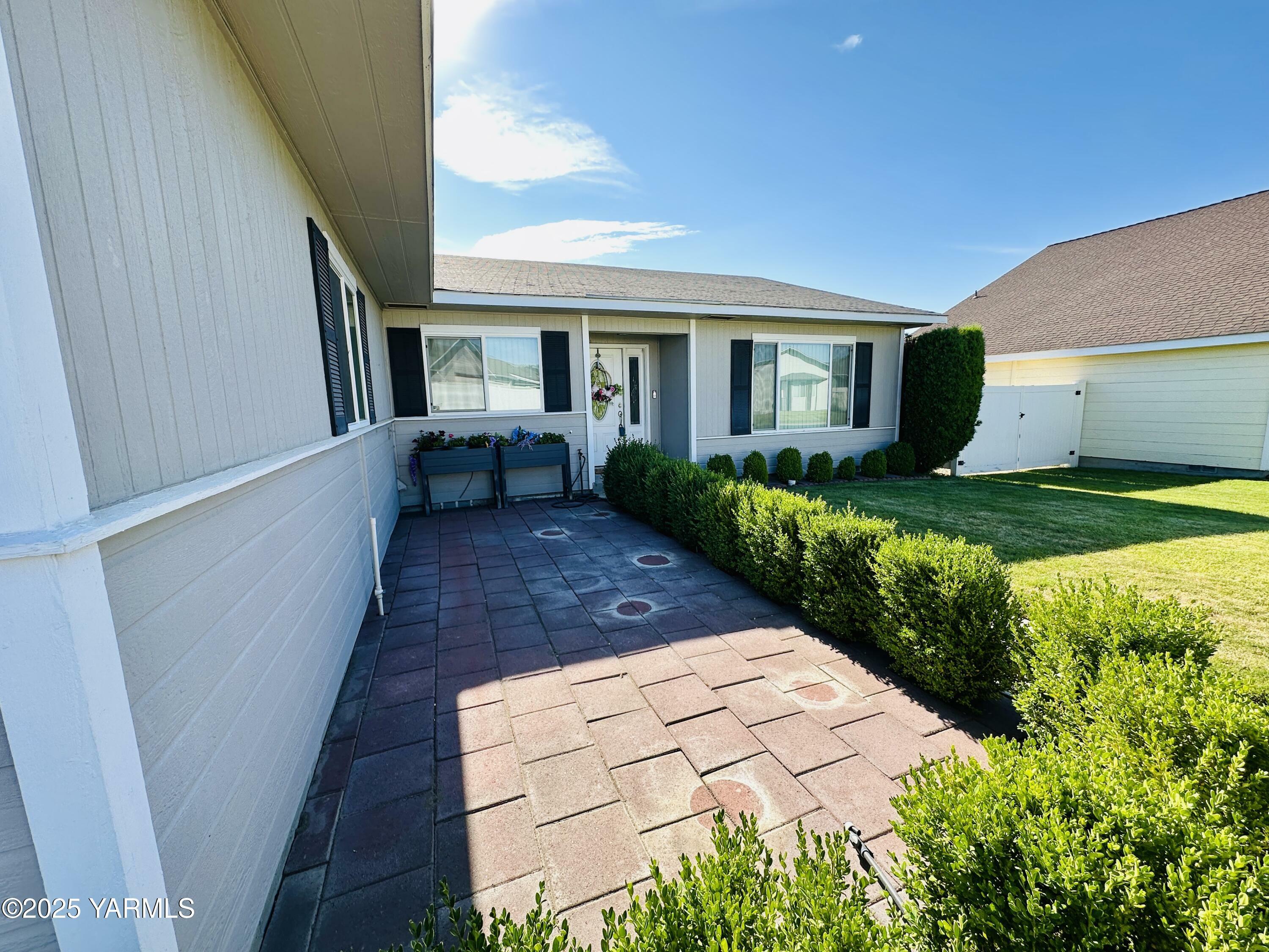 Property Photo:  304 S 76th Ave  WA 98908 