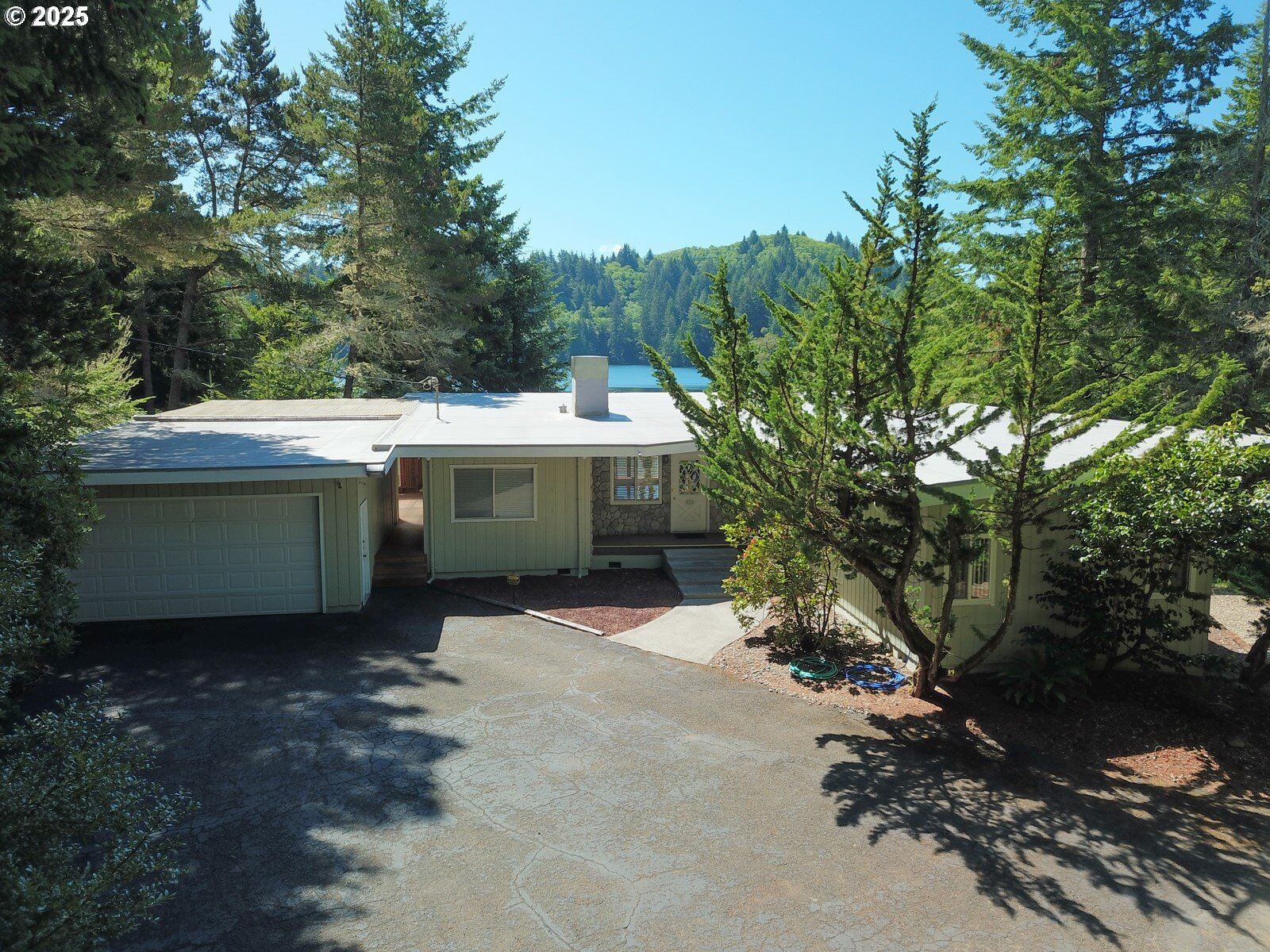 Property Photo: 5784 Martin Rd OR 97439