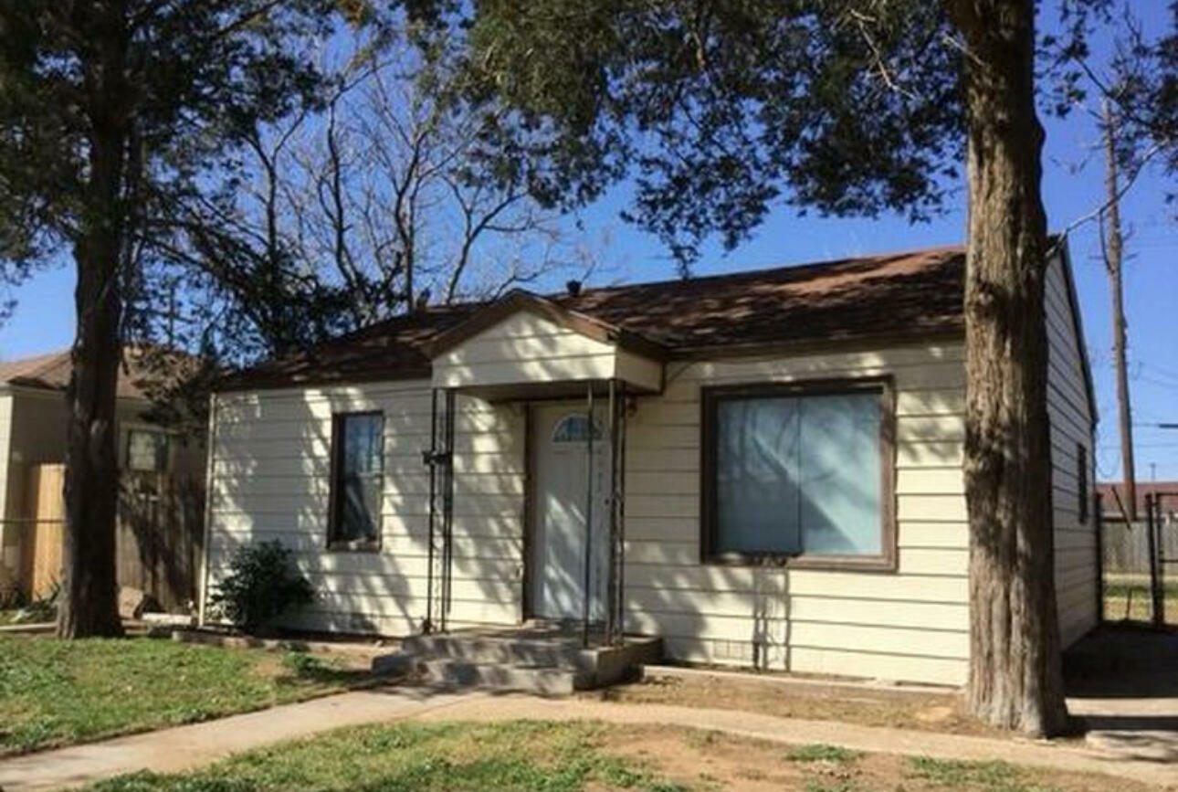 Property Photo: 104 Avenue U TX 79415