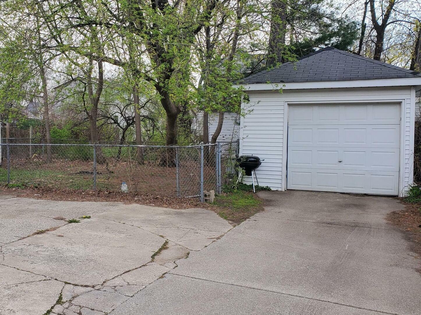 Property Photo:  39 East Avenue S  MI 49017 