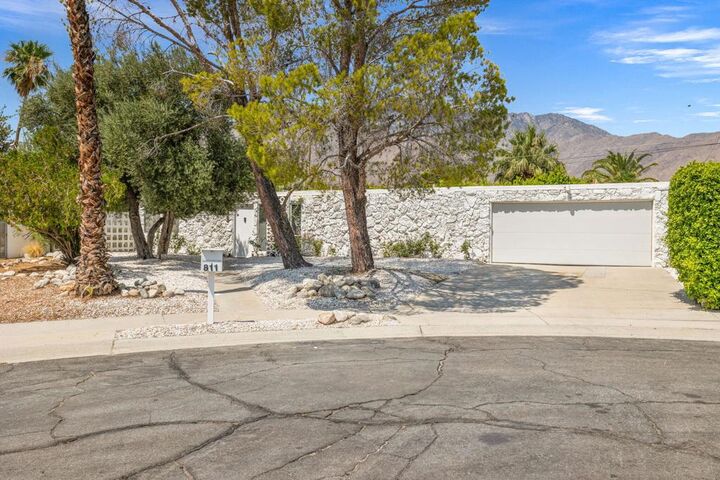 Property Photo:  811 E Grace Circle  CA 92262 