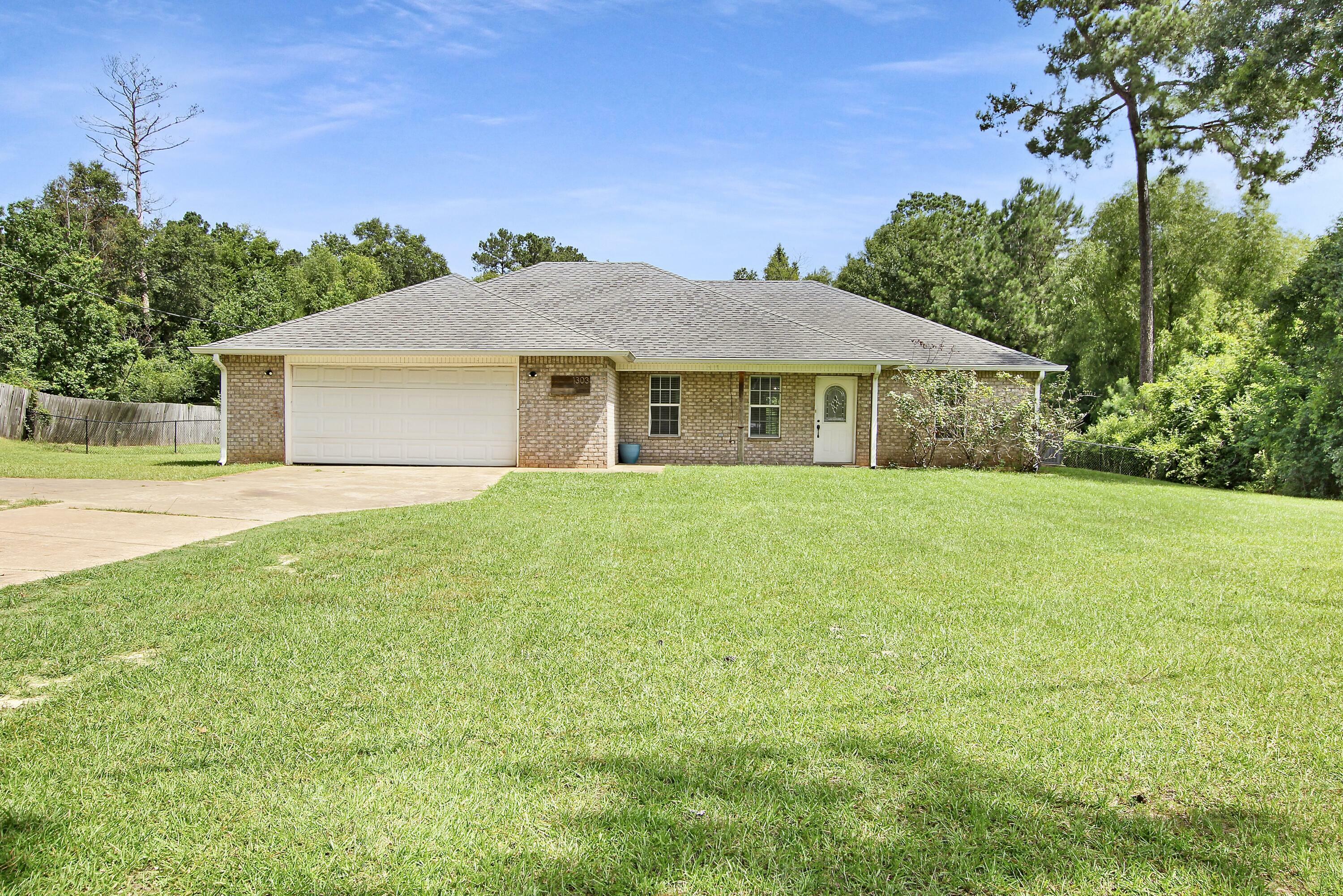 Property Photo: 1303 Jeane Chapel Rd LA 71446